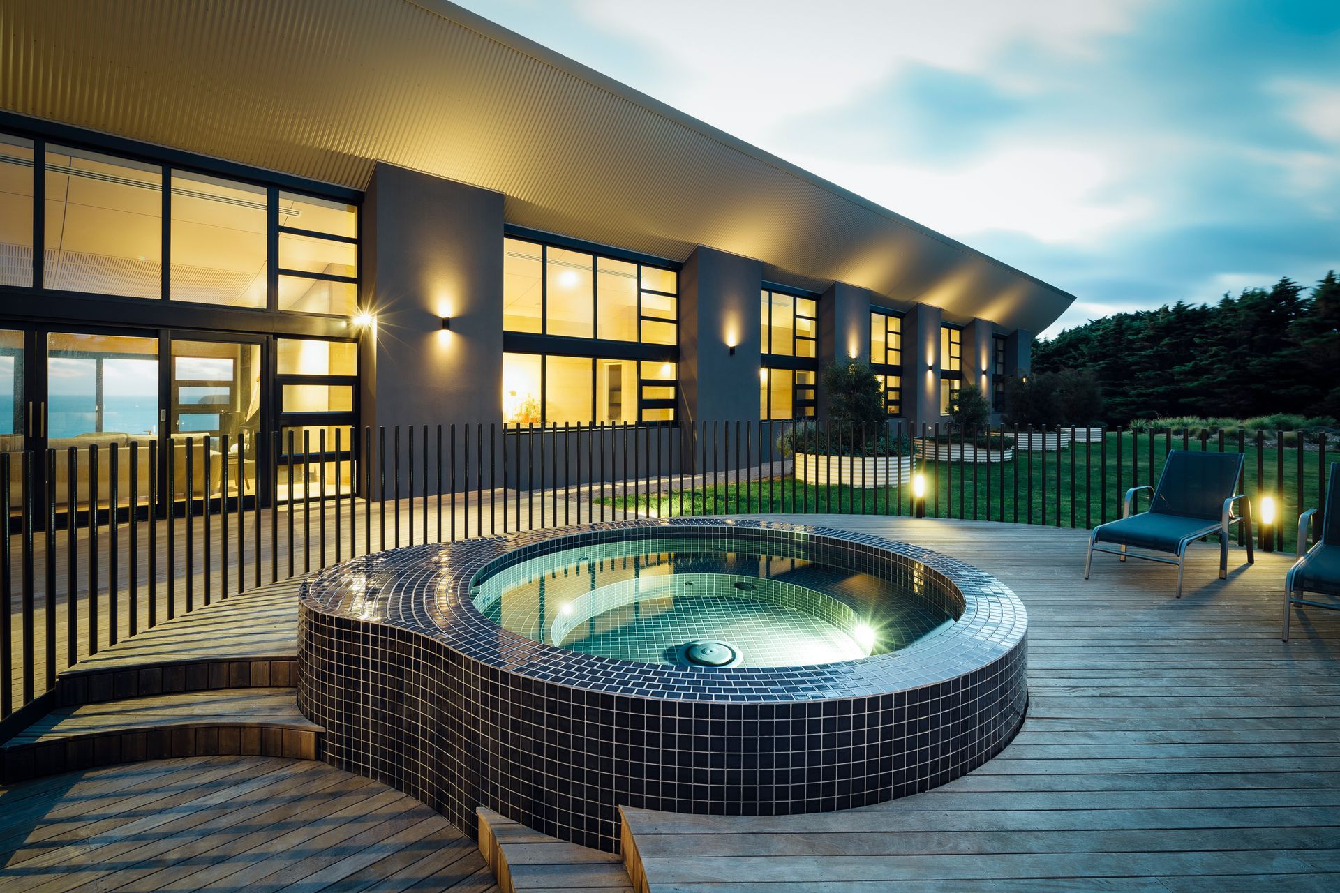 Metal fencing is simple yet stylish. Featured project: Aloha Spa Pool.