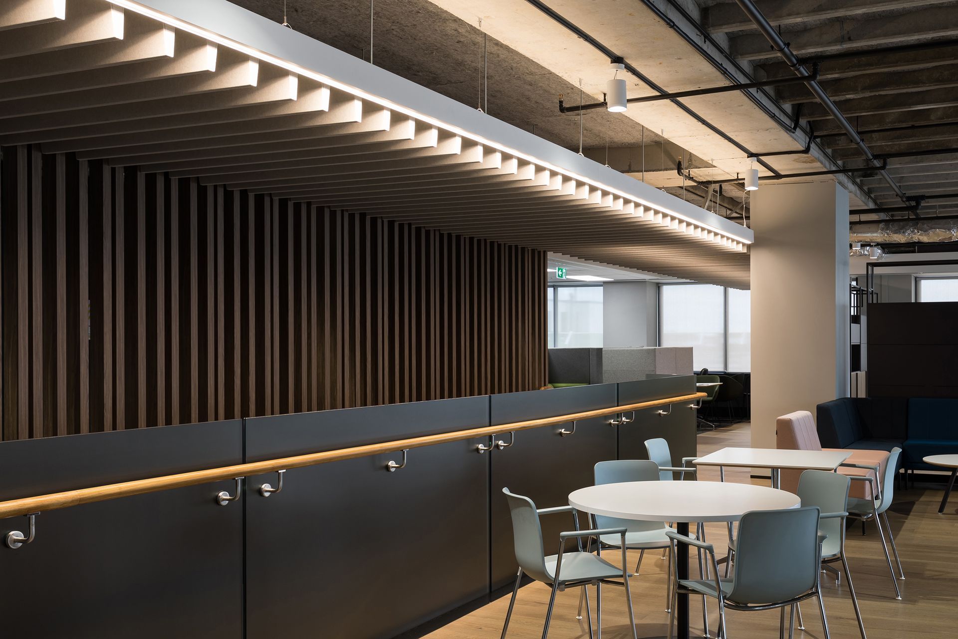 Available in two variations—Fins and Raft—the Frontier system features an adjustable channel and clip system giving you complete control over the height, spacing and placement of each individual component.