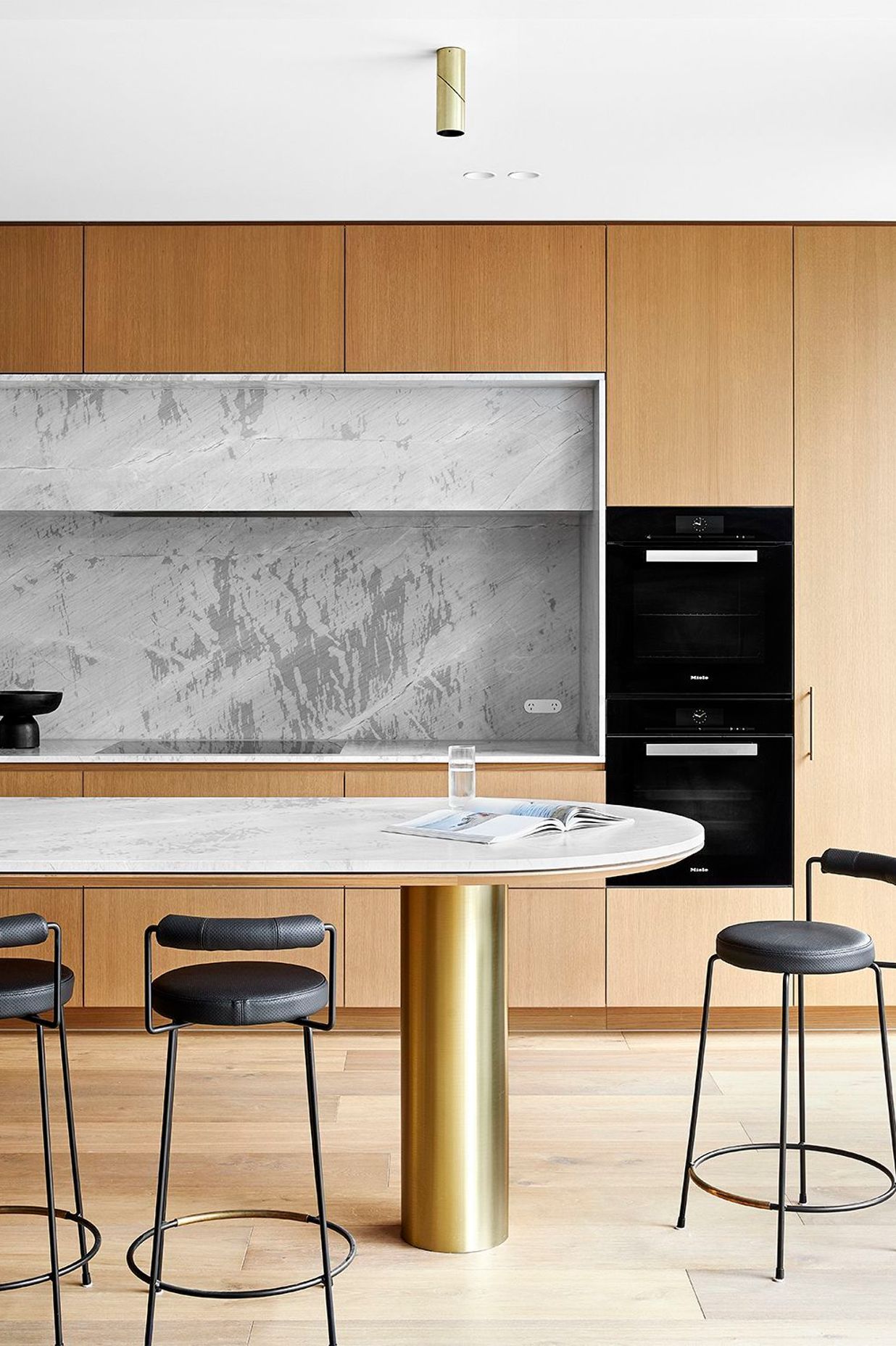 Kitchen benchtops and splashbacks in Elba marble