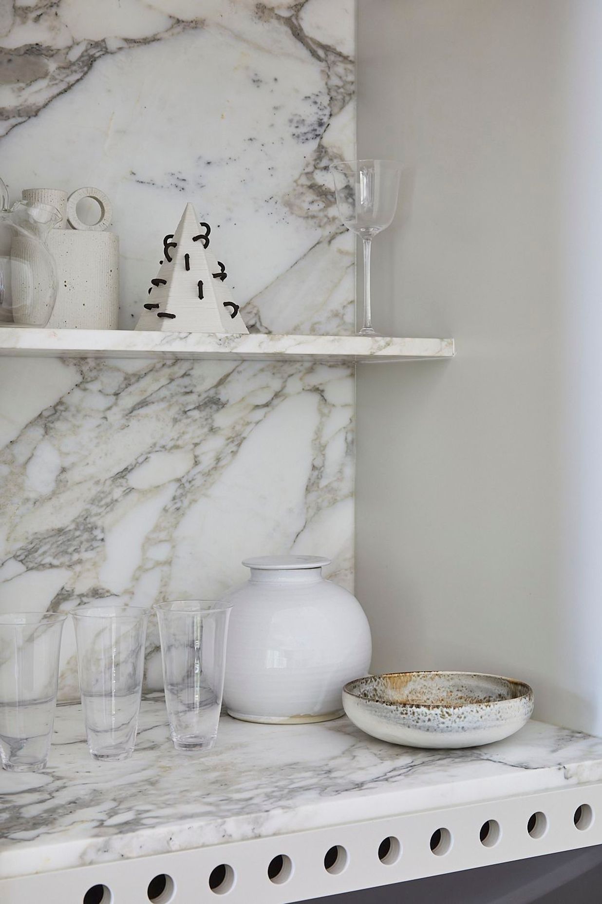 Vagli Oro marble kitchen benchtops and splashback. Calabash Bay Lodge by Carole Whiting Studio