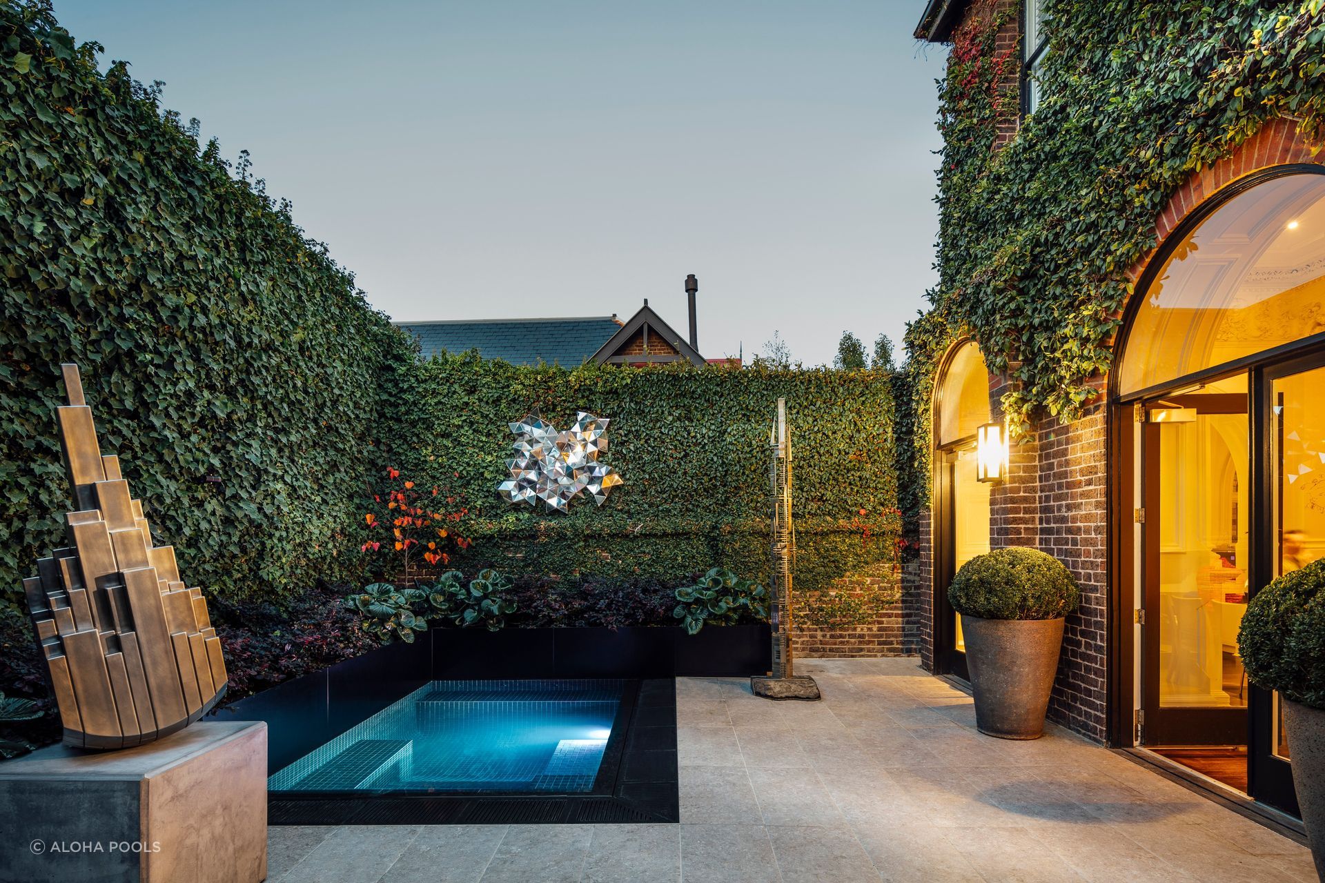 Hedge or garden wall fences can contain a mixture of evergreen and seasonal plants and flowers. Featured project: Black.