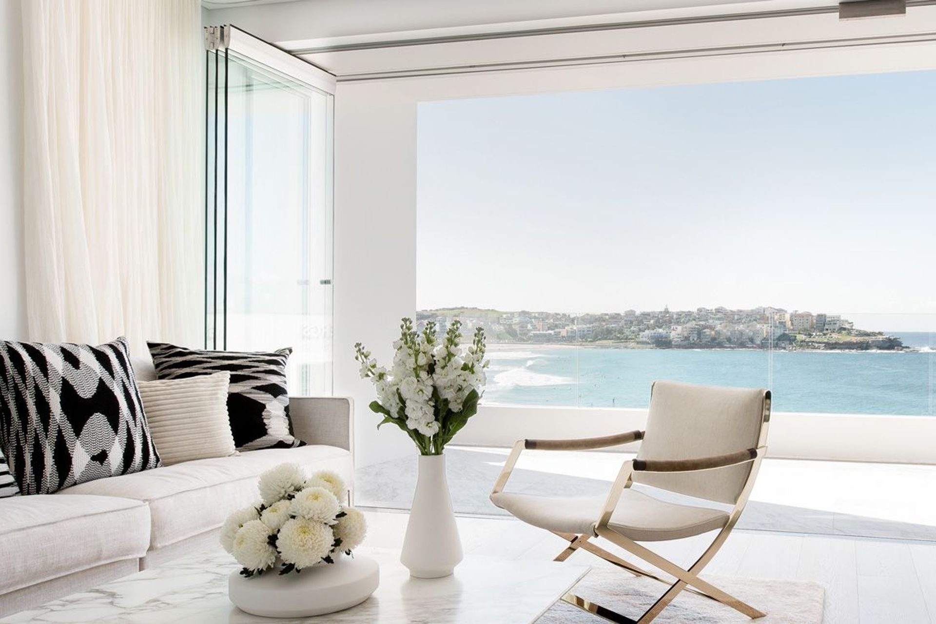 Private Residence Bondi by Stewart &amp; Stewart Design with Special Lights | Photography by Thilo Pulch
