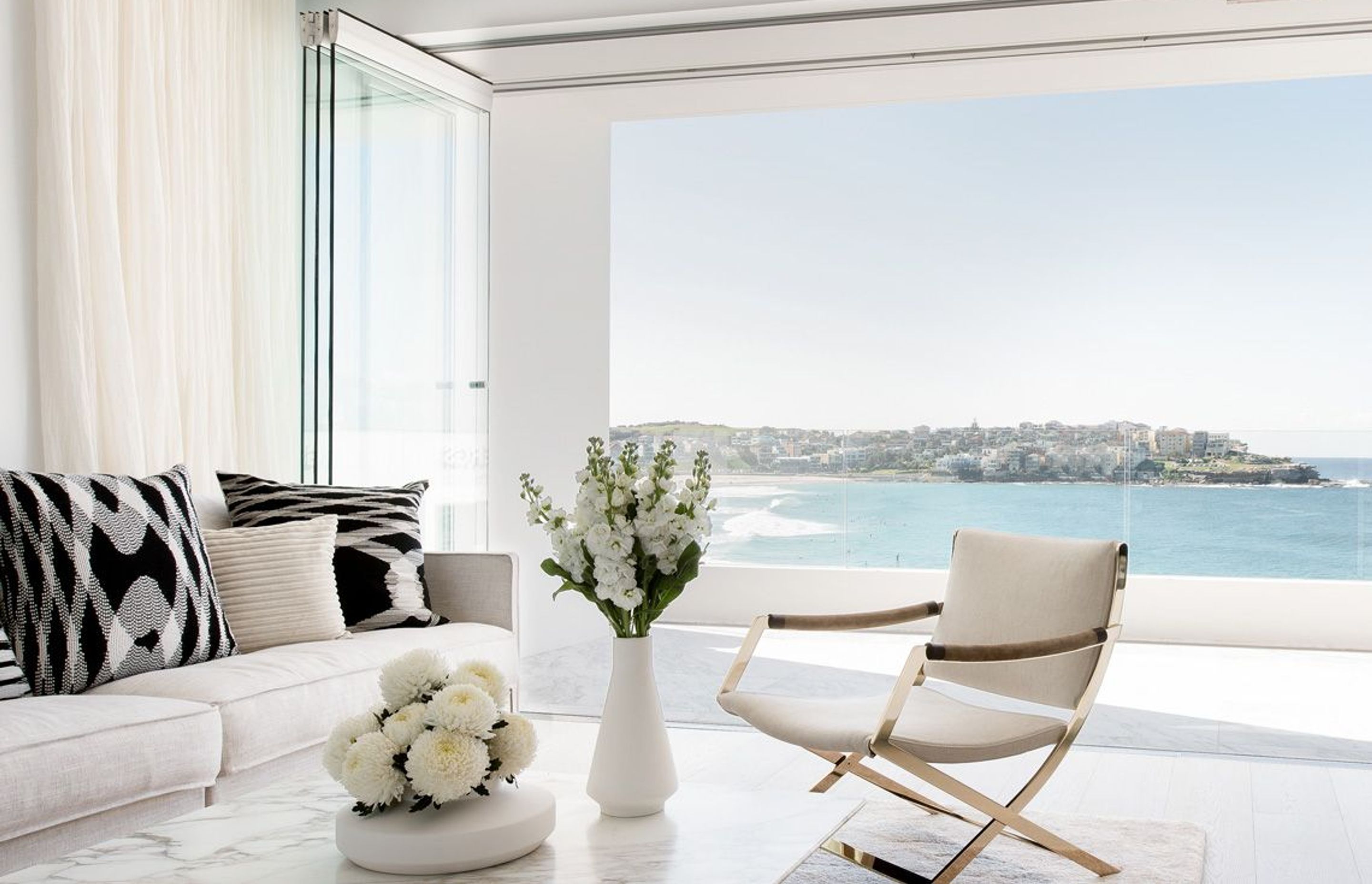 Private Residence Bondi by Stewart & Stewart Design with Special Lights | Photography by Thilo Pulch