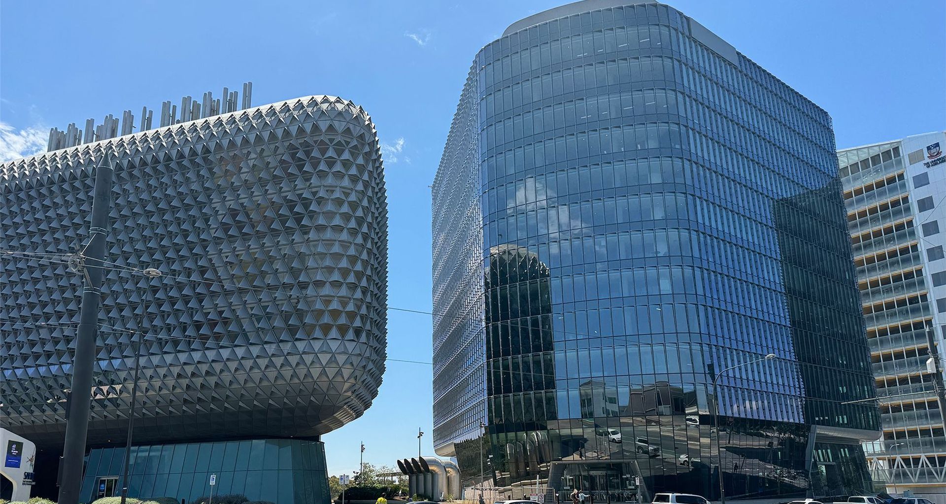 The Bragg Centre has a crystalline-style façade that compliments the adjacent textured diagrid of the South Australian Health and Medical Research Centre (SAHMRI).