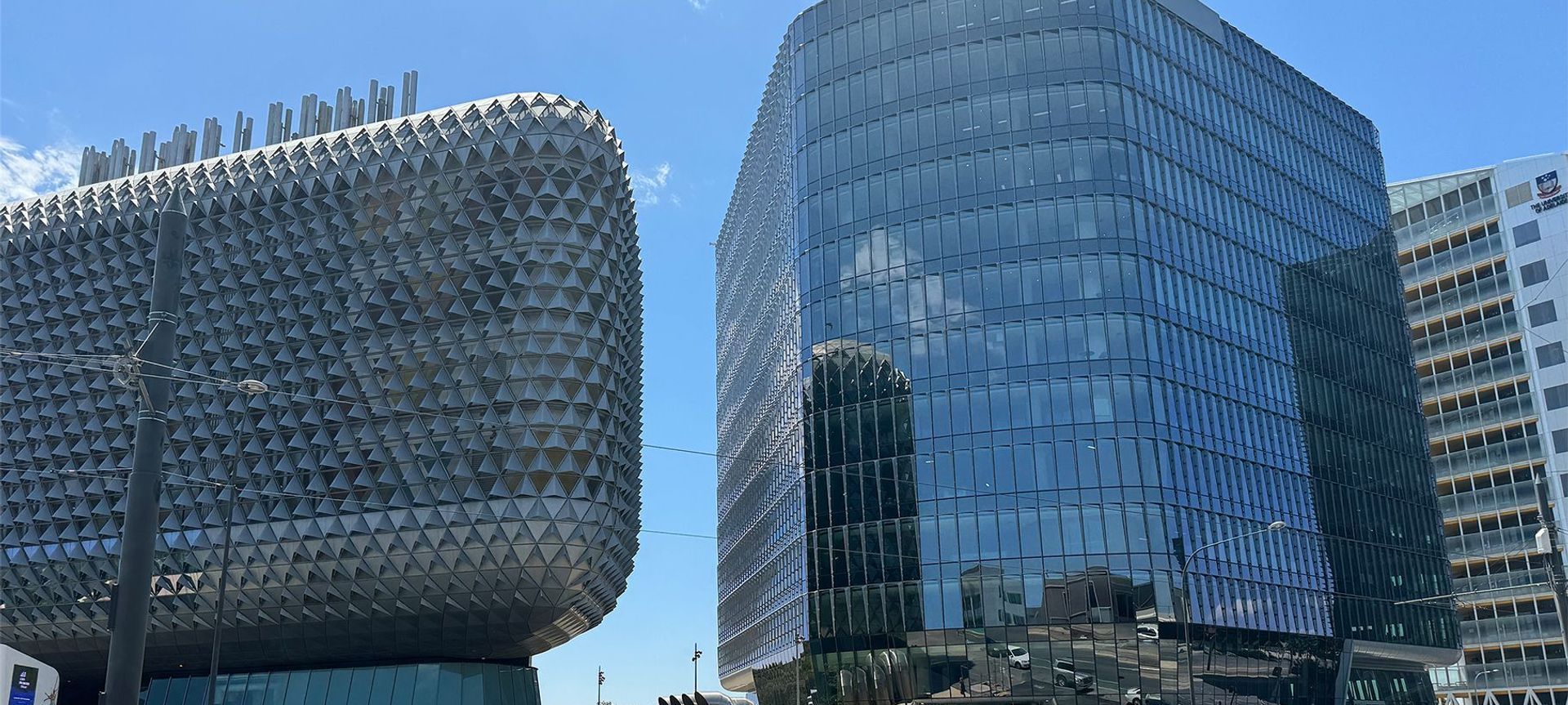 The Bragg Centre has a crystalline-style façade that compliments the adjacent textured diagrid of the South Australian Health and Medical Research Centre (SAHMRI).