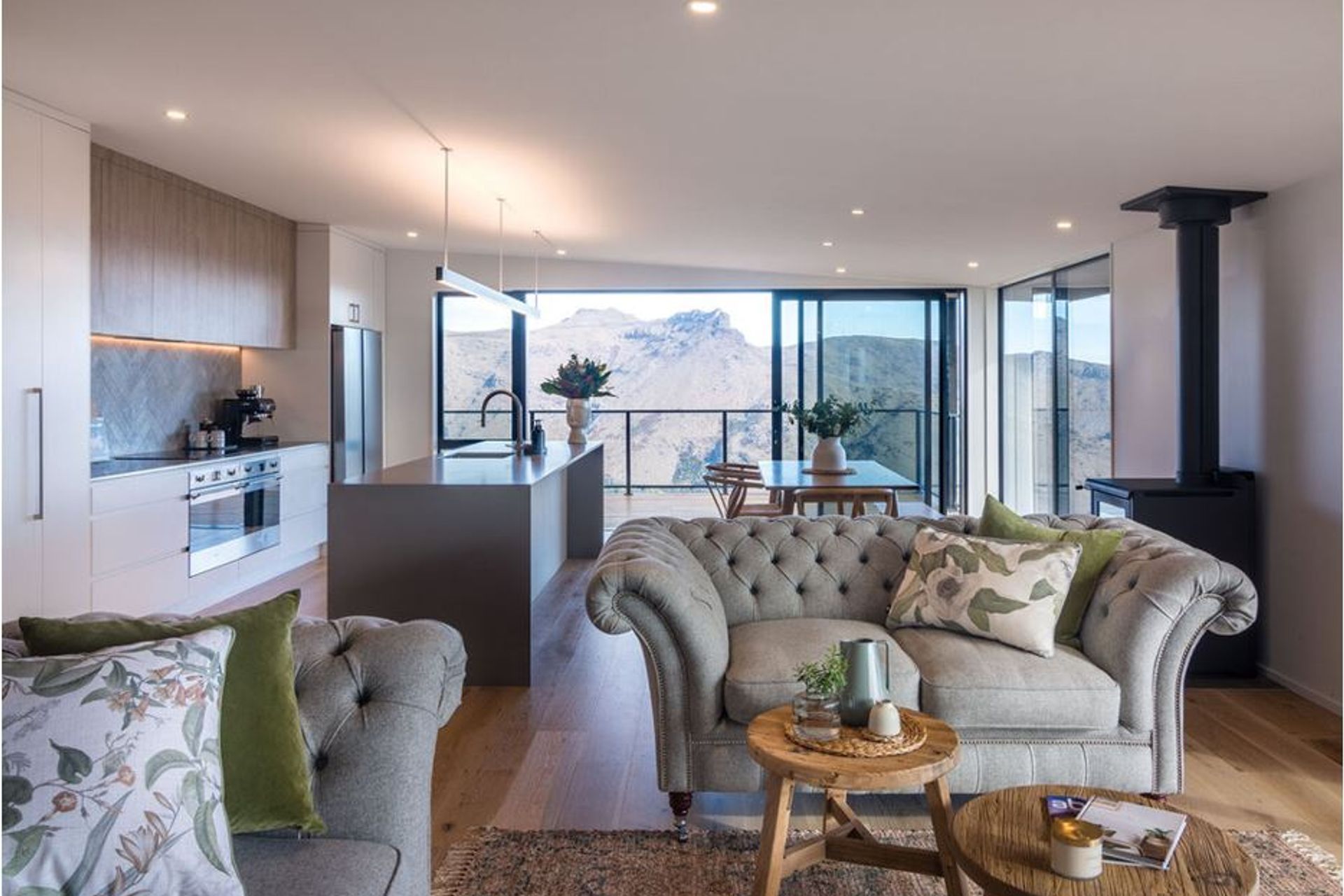 GALLERY VIEWS The stunning views are framed by window and door joinery from Rockford Aluminium.