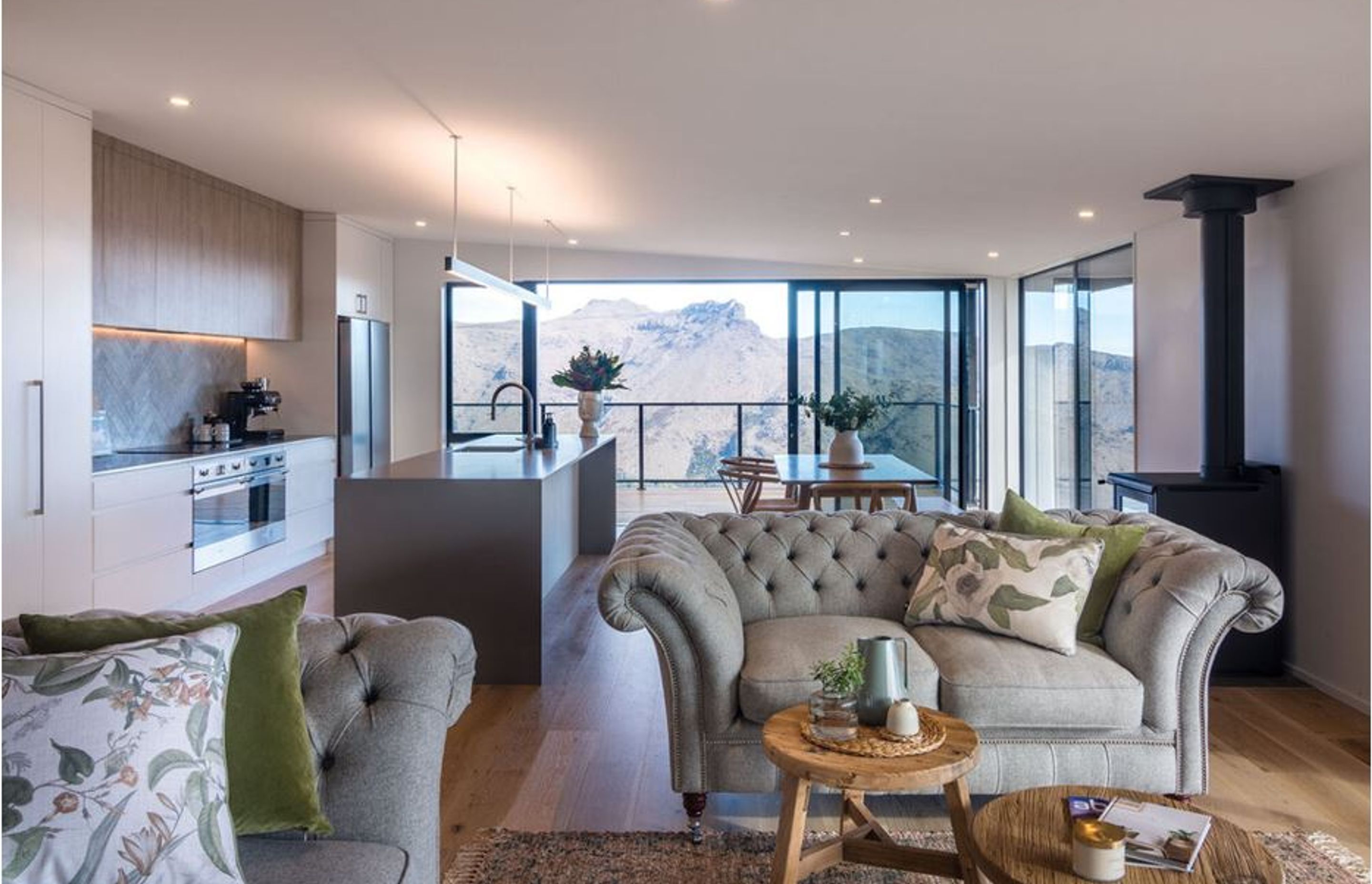 GALLERY VIEWS The stunning views are framed by window and door joinery from Rockford Aluminium.