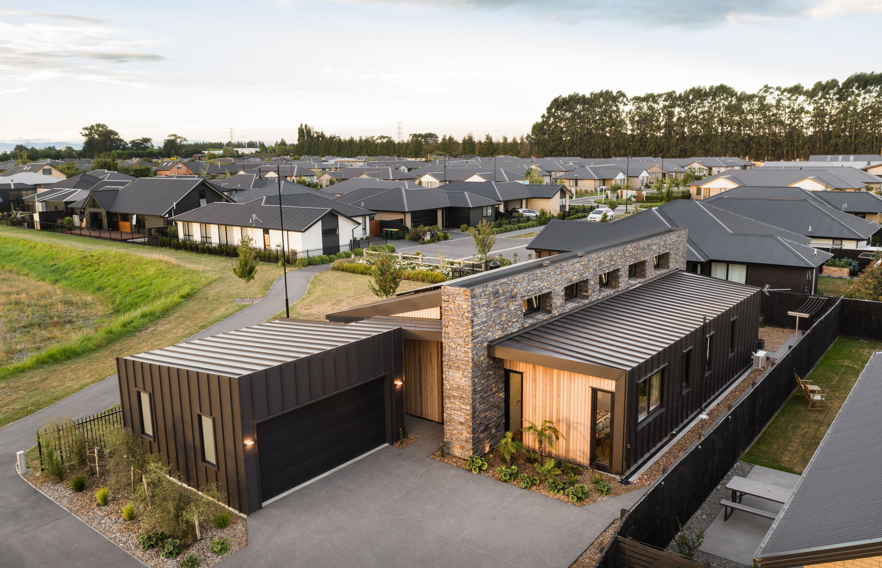 The stone cladding from Classic Stone is the Southern Ledgestone profile in the Wanaka Blend colour. The Southern Ledgestone profile is a contemporary take on New Zealand schist: its balance of modern and rustic suits the application of the central spine that runs through the home and anchors the build.