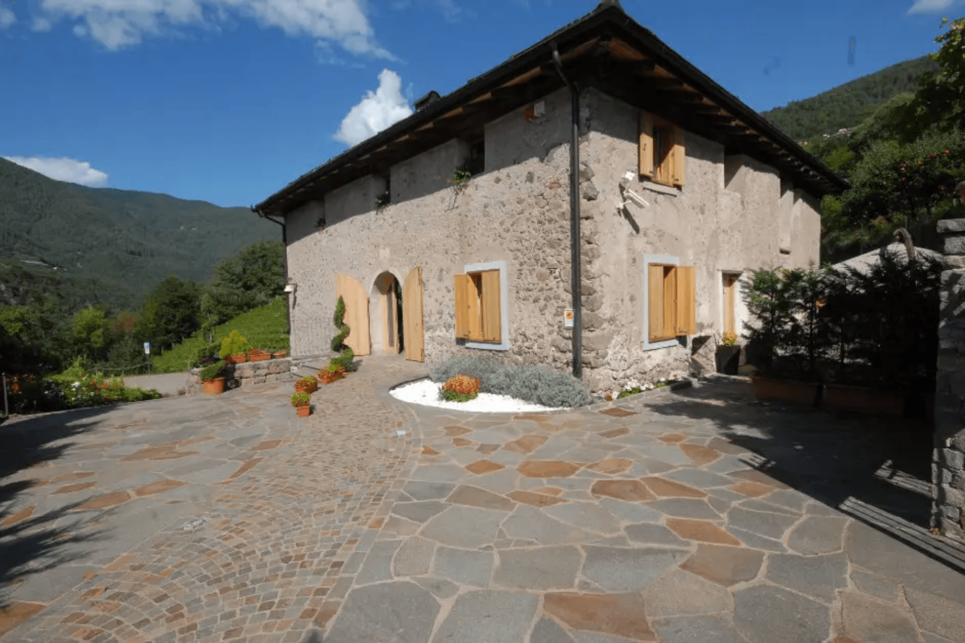 Porphyry Stone: Paving Tradition that Lasts Centuries