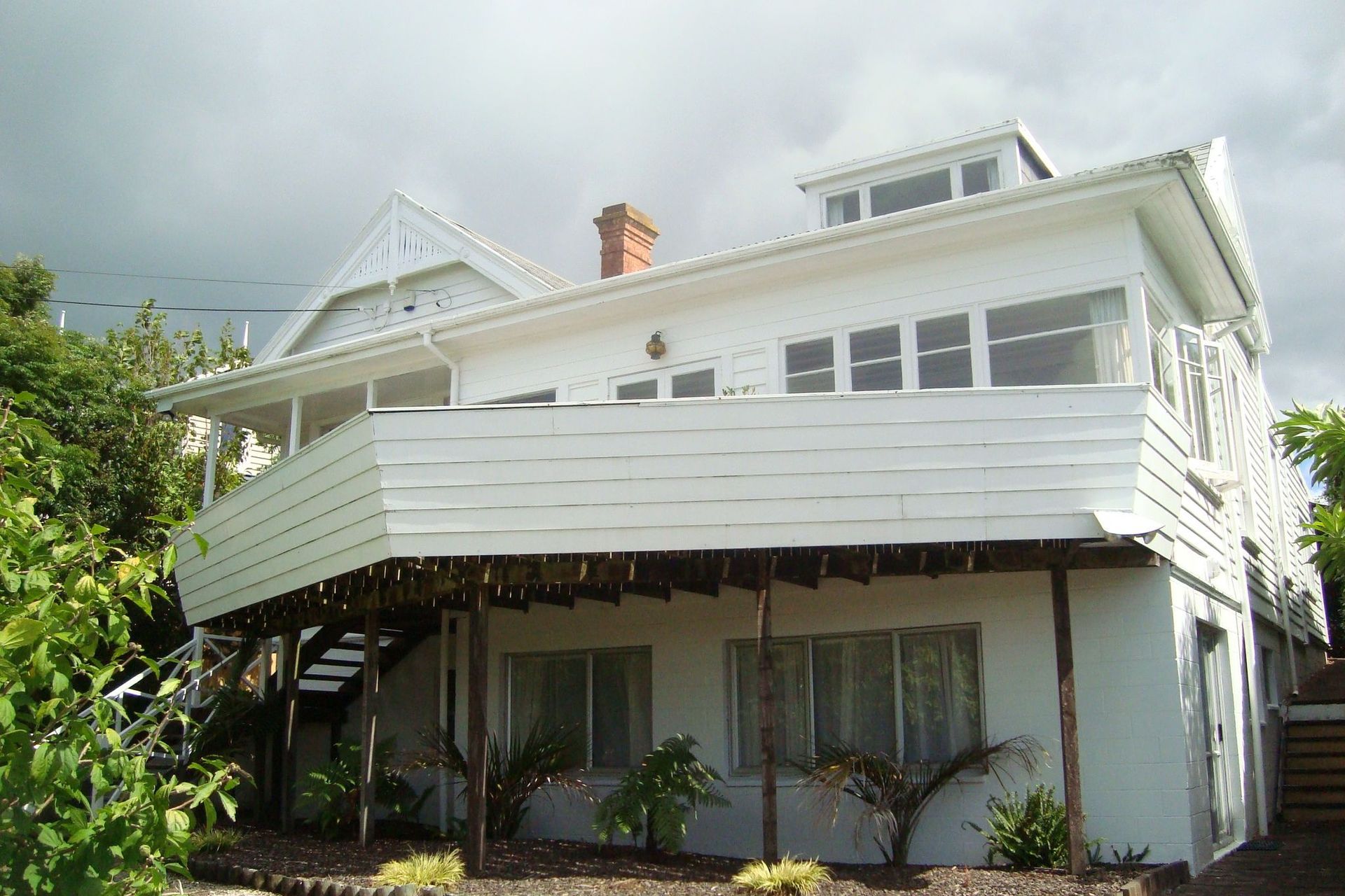 Before photo from a major renovation in Northcote Point. This renovation saw the entire front of the house changed and stripped from top to bottom, with a new double garage, landscaping, and new driveway built.