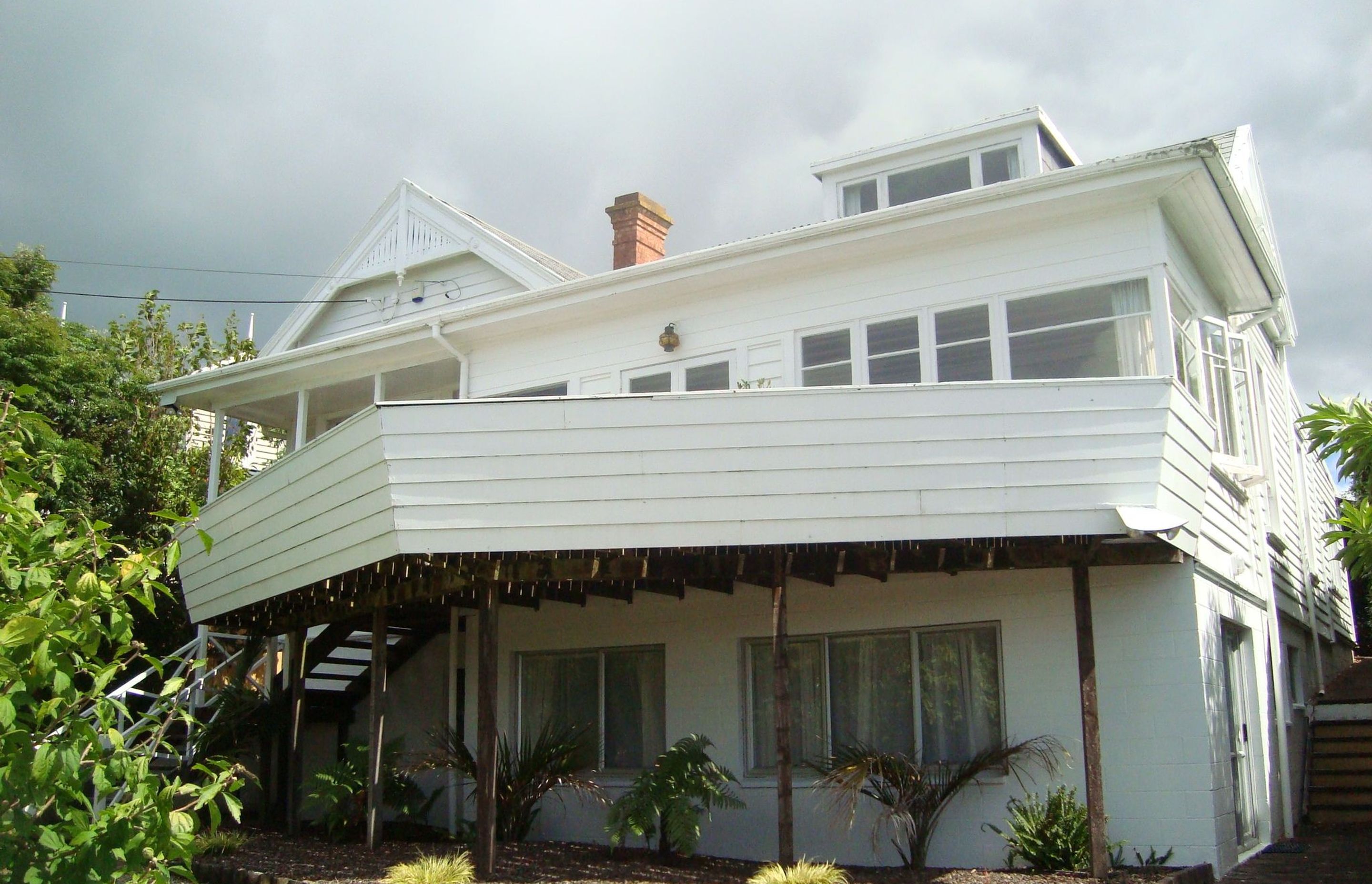 Before photo from a major renovation in Northcote Point. This renovation saw the entire front of the house changed and stripped from top to bottom, with a new double garage, landscaping, and new driveway built.