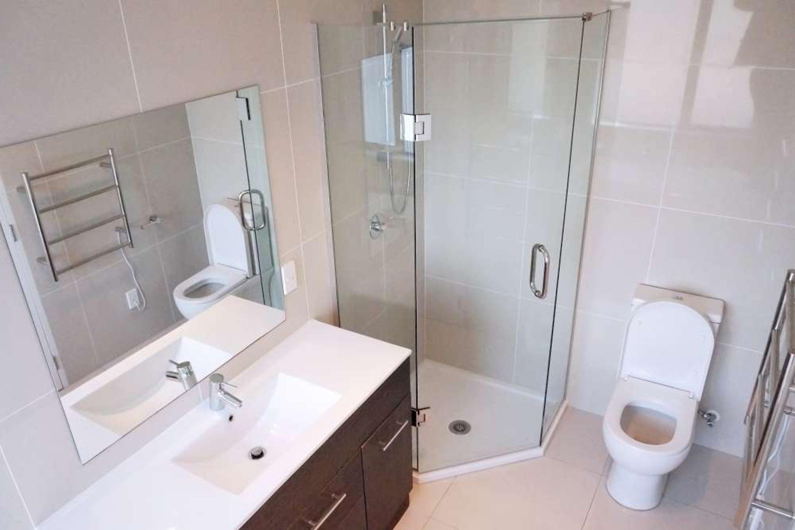 The same 600 by 600 tiles were used throughout the walls and floors in Rosedale, Albany.