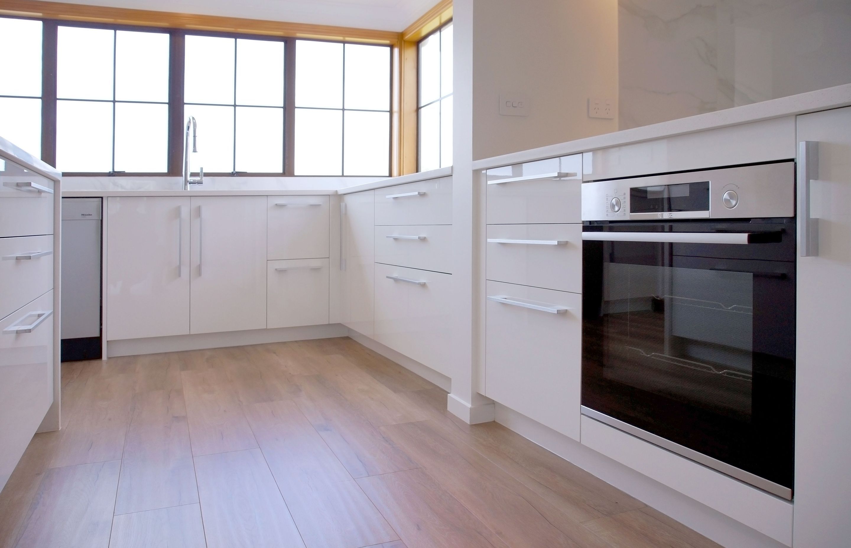 Simple slab door fronts with long handles – Modern kitchen in Blockhouse Bay