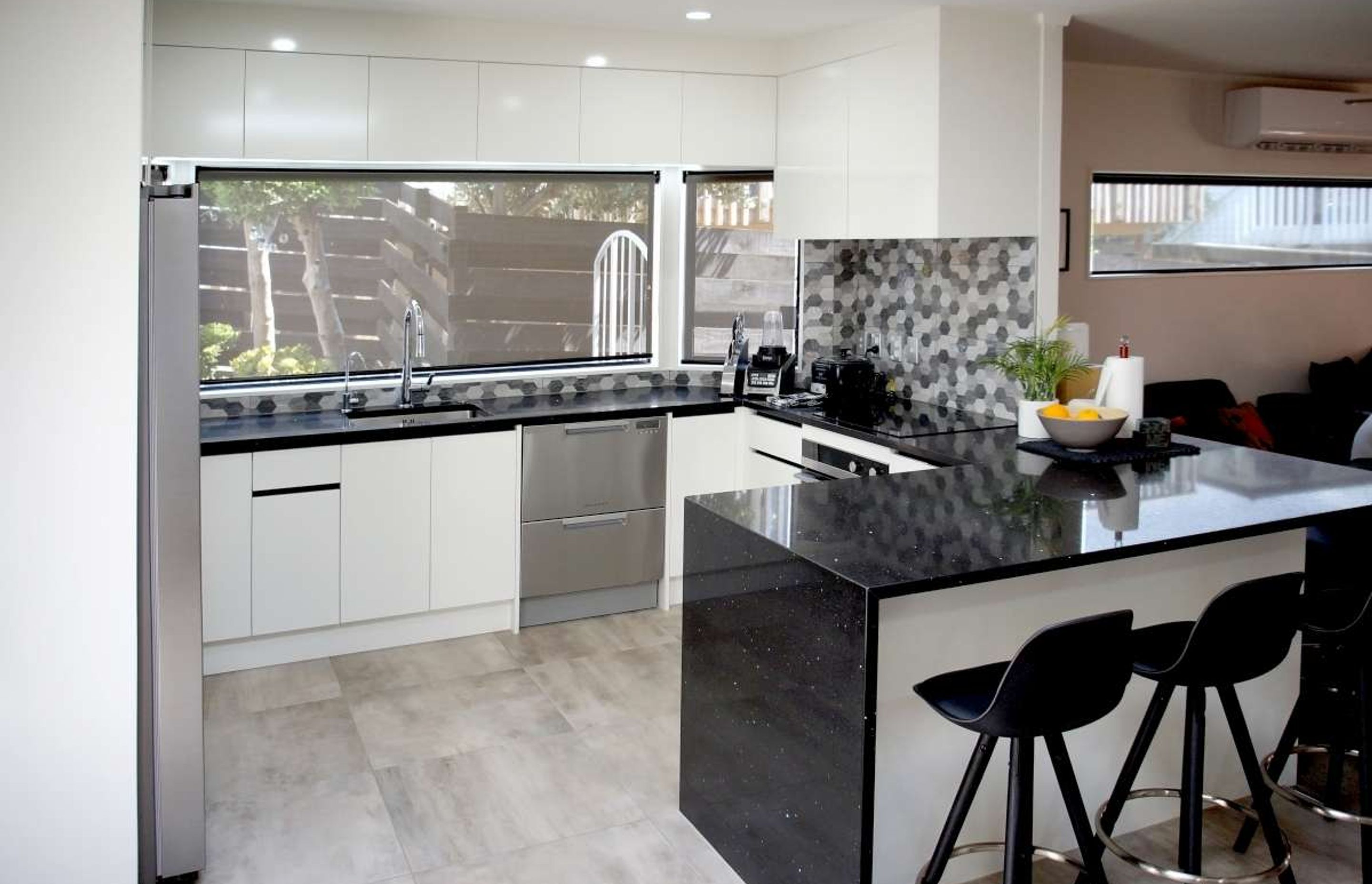 We custom built a peninsula kitchen for this renovation in Bucklands Beach which added additional bench space as well as added a breakfast nook for our clients.