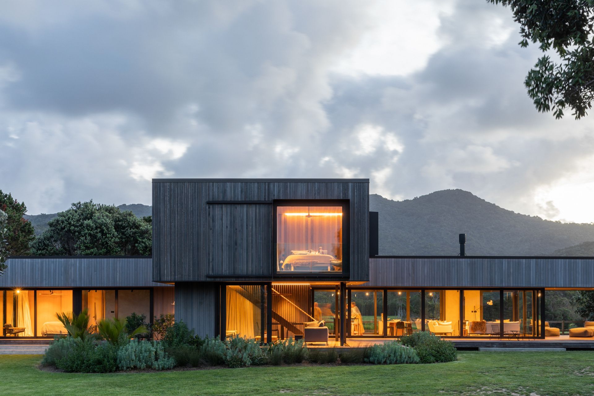 The ranges beyond the home provide an ethereal backdrop to a bach that sits easily in the wild and natural setting. Image credit: David Straight