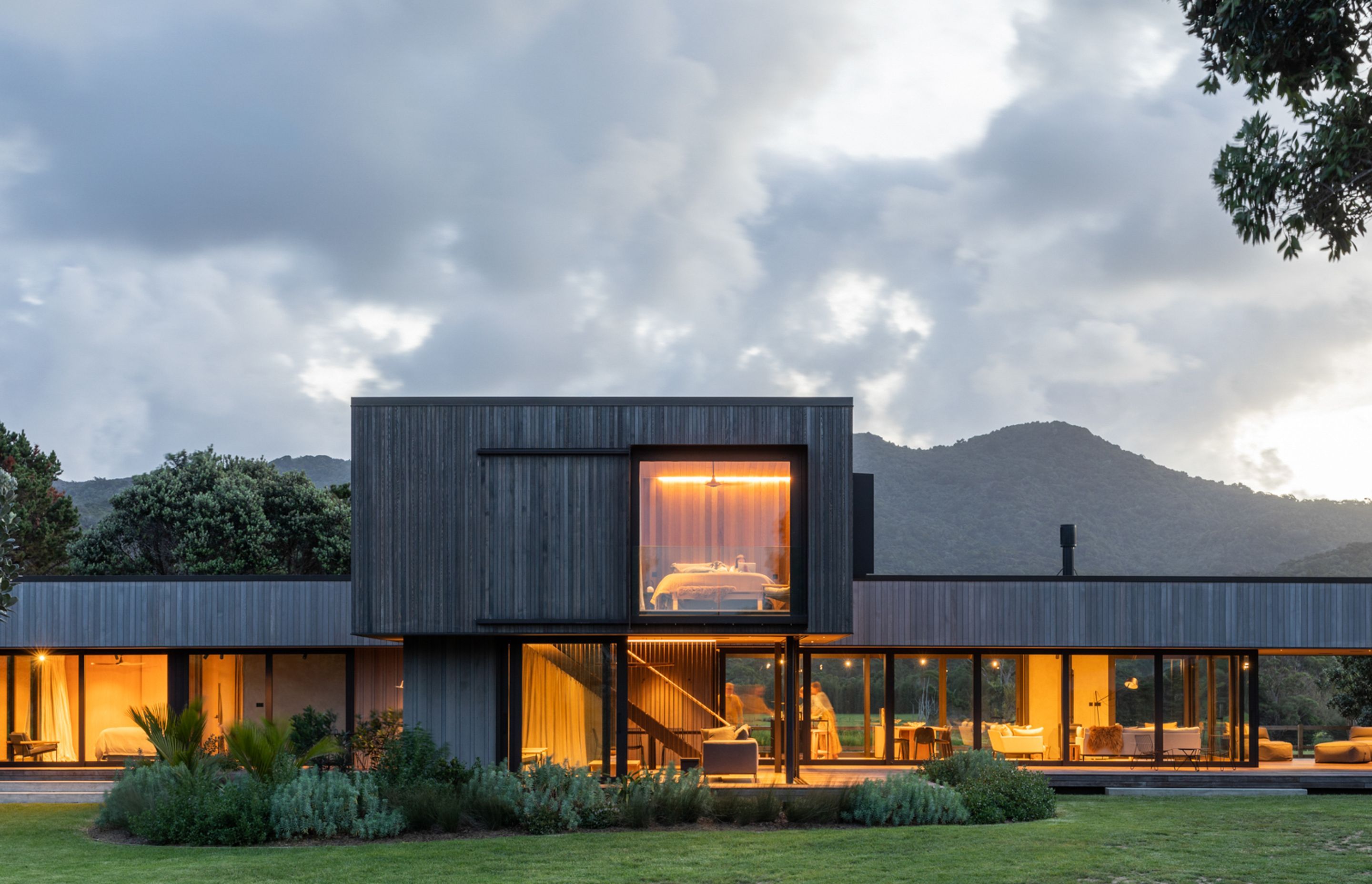 The ranges beyond the home provide an ethereal backdrop to a bach that sits easily in the wild and natural setting. Image credit: David Straight