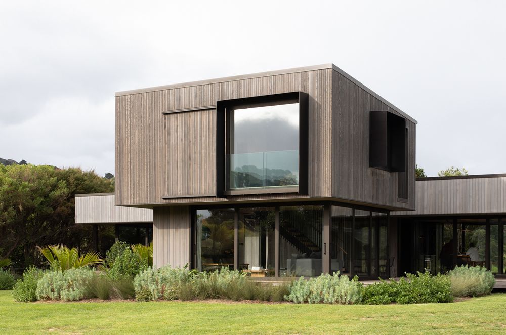 The vertical form houses a living space on the ground floor, with the master suite above. Image credit: David Straight