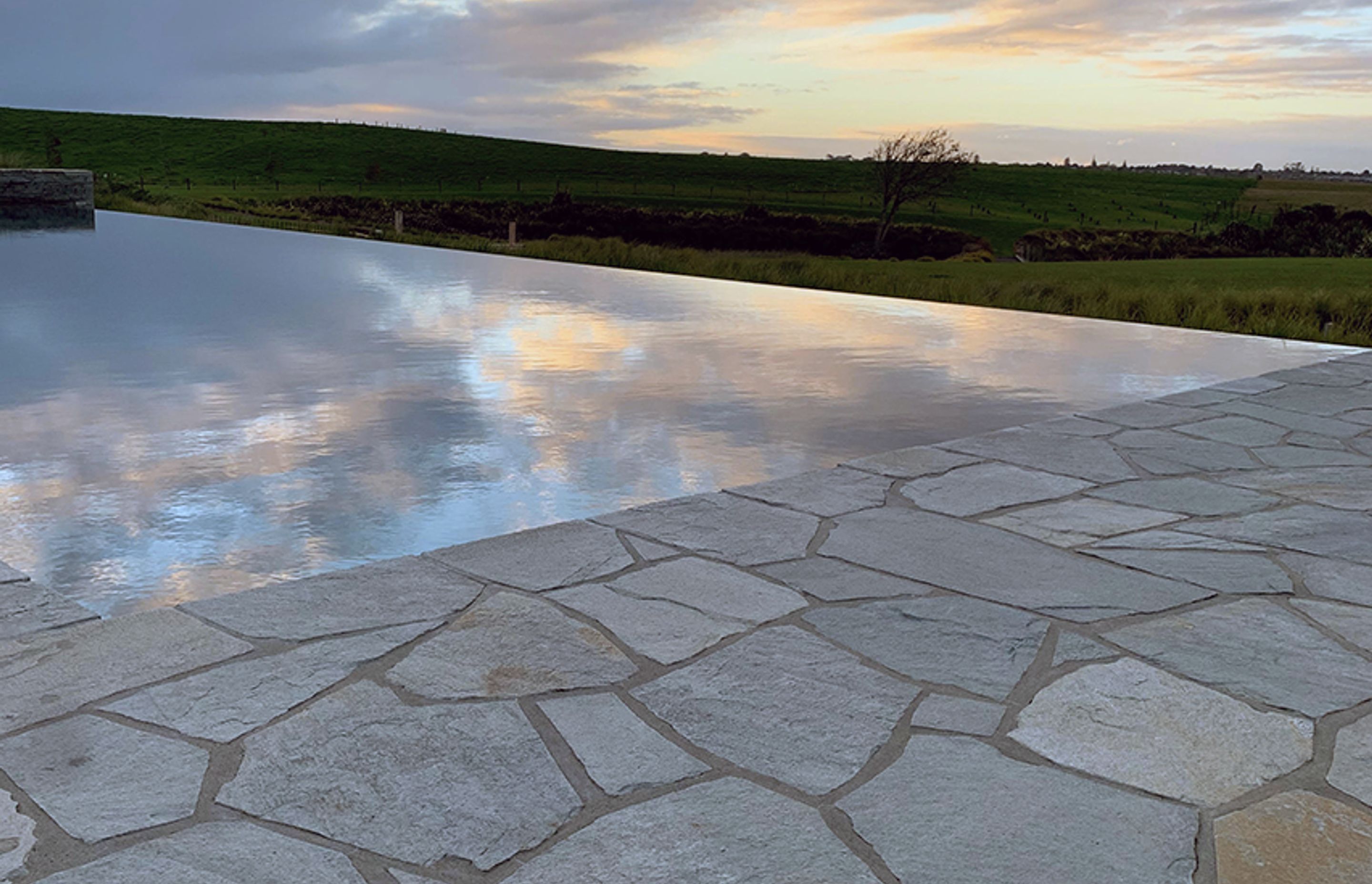 Being highly durable, Kavala polygonal slate paving is an ideal choice in harsh climatic conditions, especially freeze-thaw cycles. Available in a range of sizes and thicknesses, it is an extremely versatile paving product.