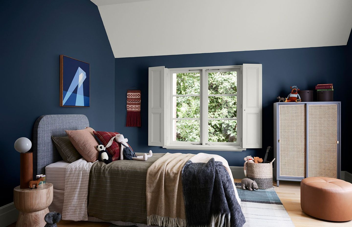 COLOURS: DULUX LAKE BRUNNER, MT ASPIRING DOUBLE AND FIVE FINGERS PENINSULA. STYLIST: BREE LEECH. PHOTOGRAPHER: LISA COHEN. ARTWORK: ‘FAST FORWARD’ BY LIAM SNOOTLE