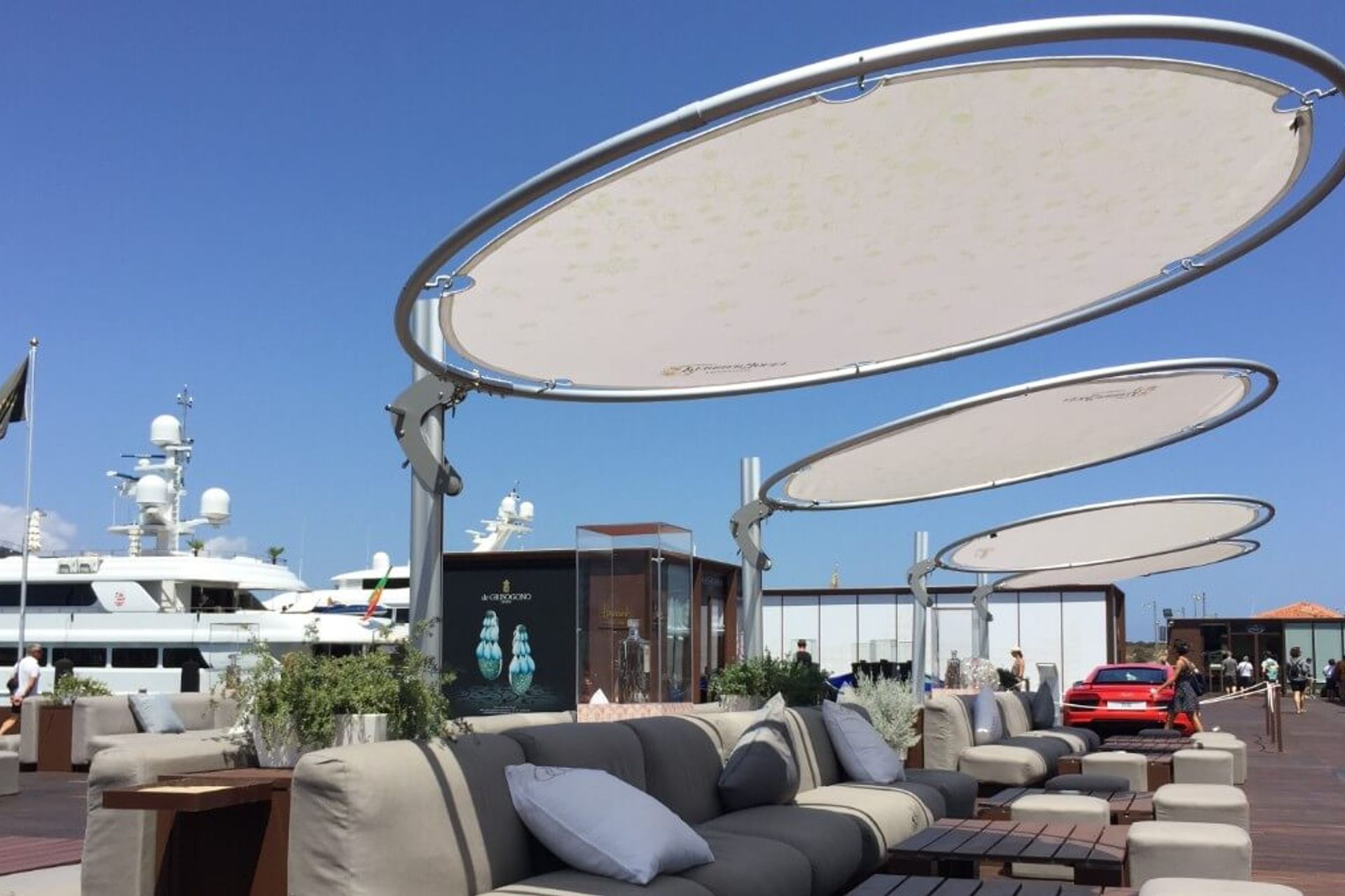 Constructed from marine-grade aluminium, the Eclipsum features a 3-metre canopy, which, along with the mast, is rotational through a full 360 degrees.