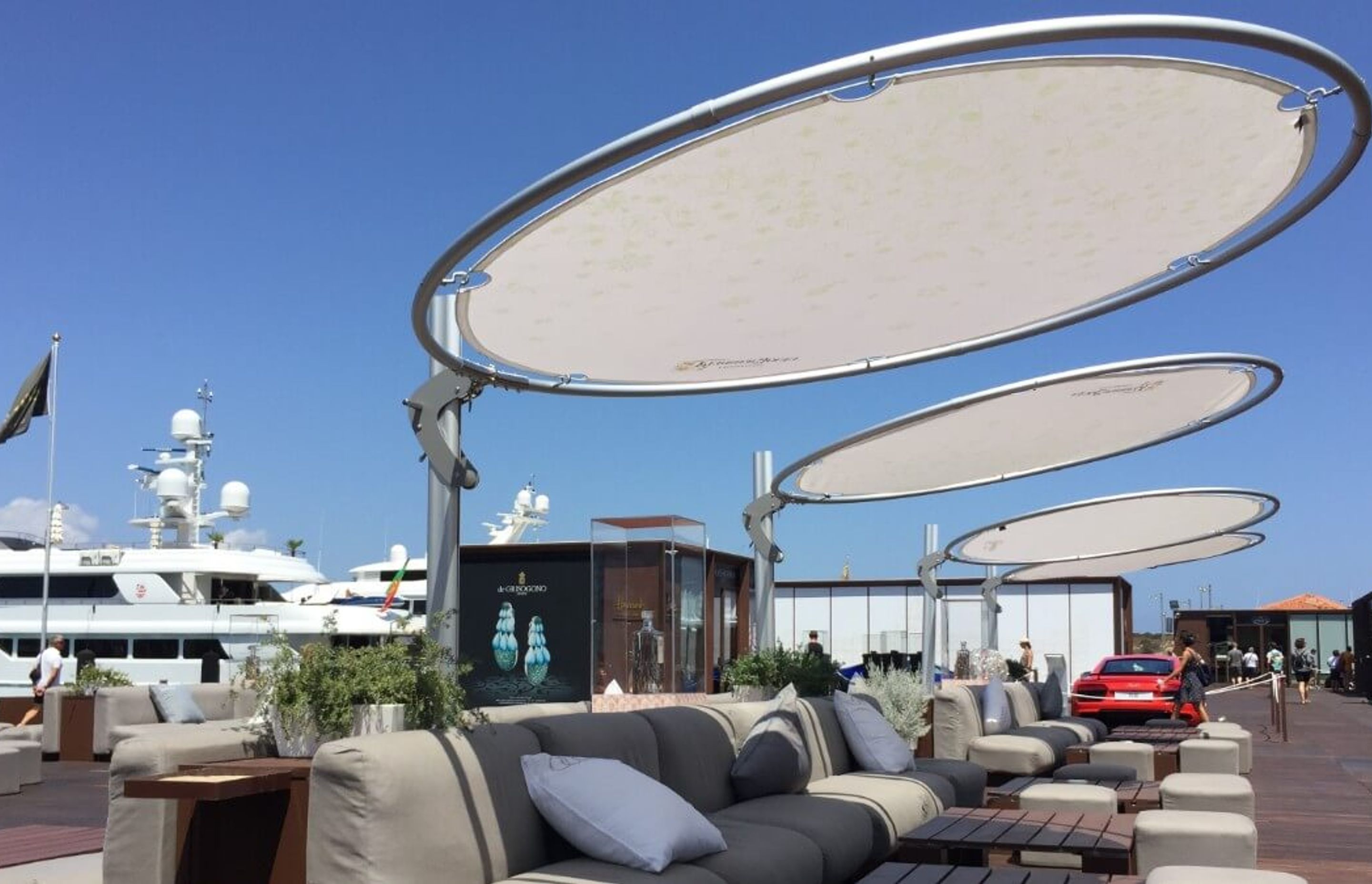 Constructed from marine-grade aluminium, the Eclipsum features a 3-metre canopy, which, along with the mast, is rotational through a full 360 degrees.