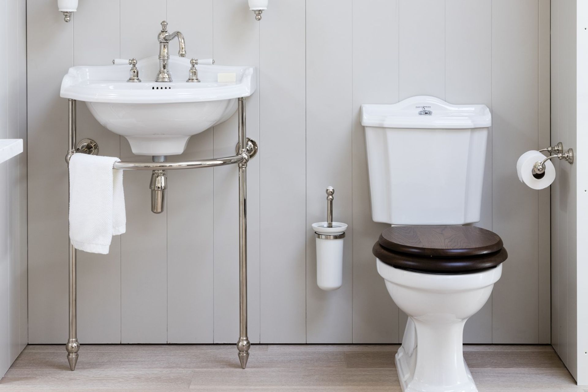 This beautiful wooden toilet seat takes centre stage on the Perrin & Rowe Edwardian toilet