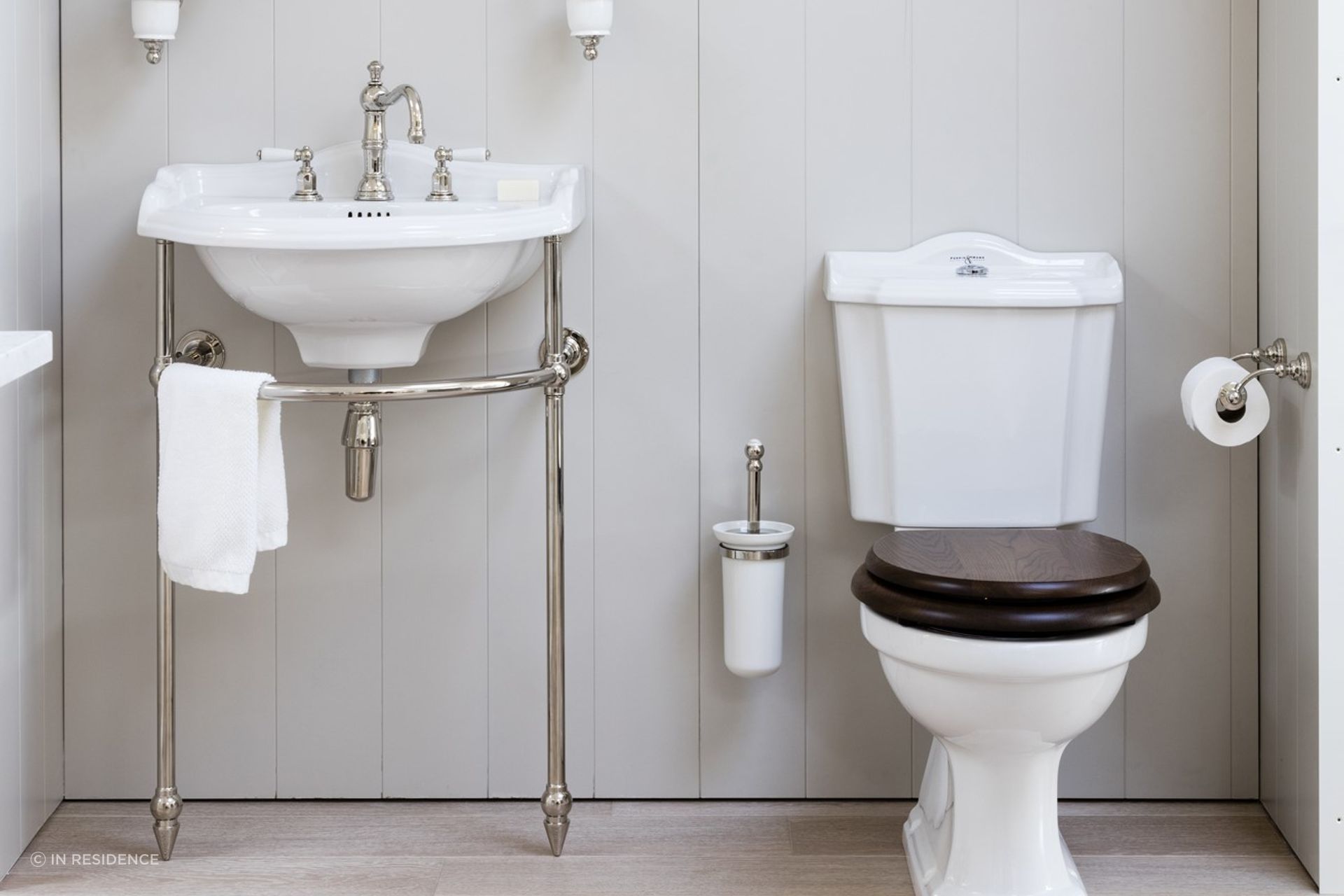 This beautiful wooden toilet seat takes centre stage on the Perrin & Rowe Edwardian toilet