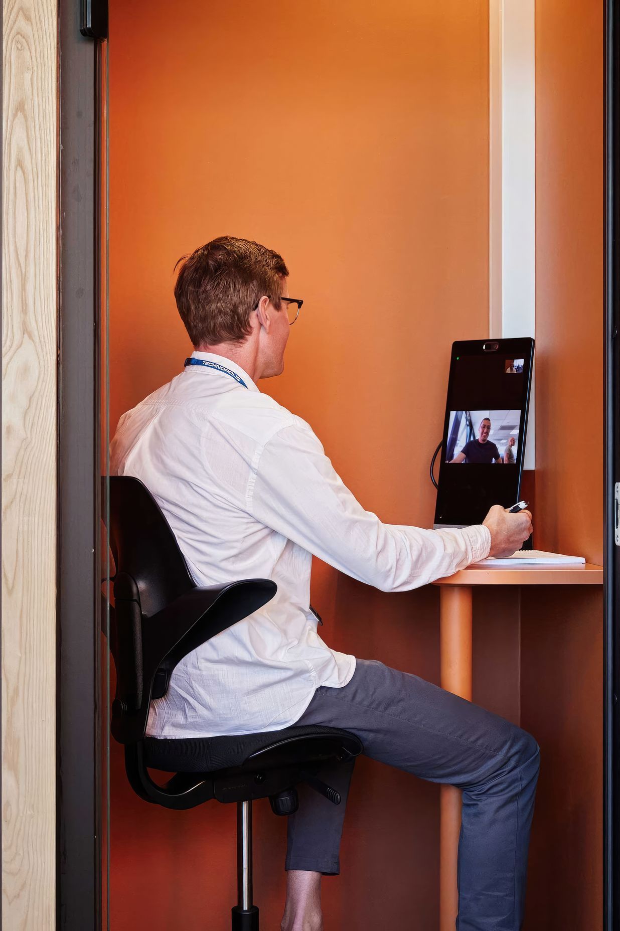 Hayley Cannon: "Neat Frame is an all-in-one video meeting device ideal for booths, focus rooms, and hot desks, easily pairing with personal laptops – whilst still protecting user privacy. Neat Frame can also be used in lobbies, where just one touch connects visitors to a receptionist via video. | Featured Flokk design: HÅG Capisco Puls 8010