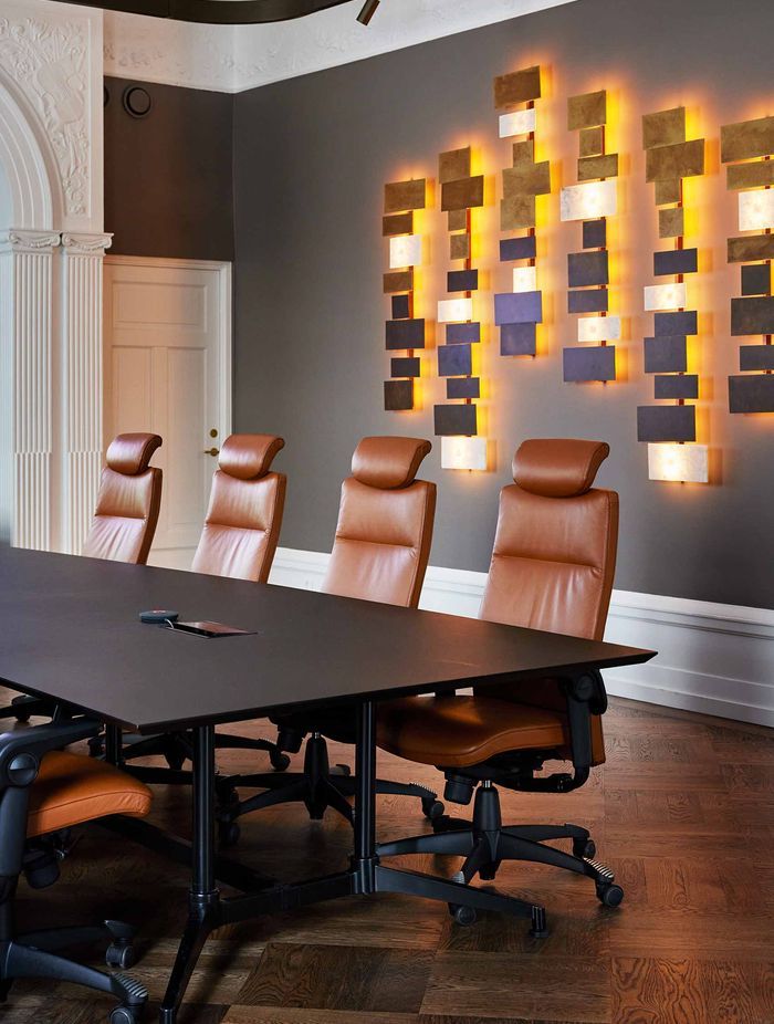 Ergonomic HÅG Tribute seating and warm lighting provides a welcoming environment to Oslo's Forte boardroom.