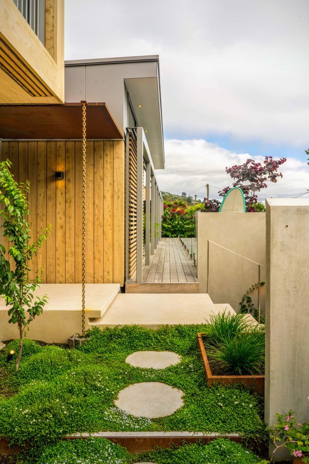 BEACHSIDE LIVING This award-winning home by Borrmeister Architects shows environmentally conscious design at its best.