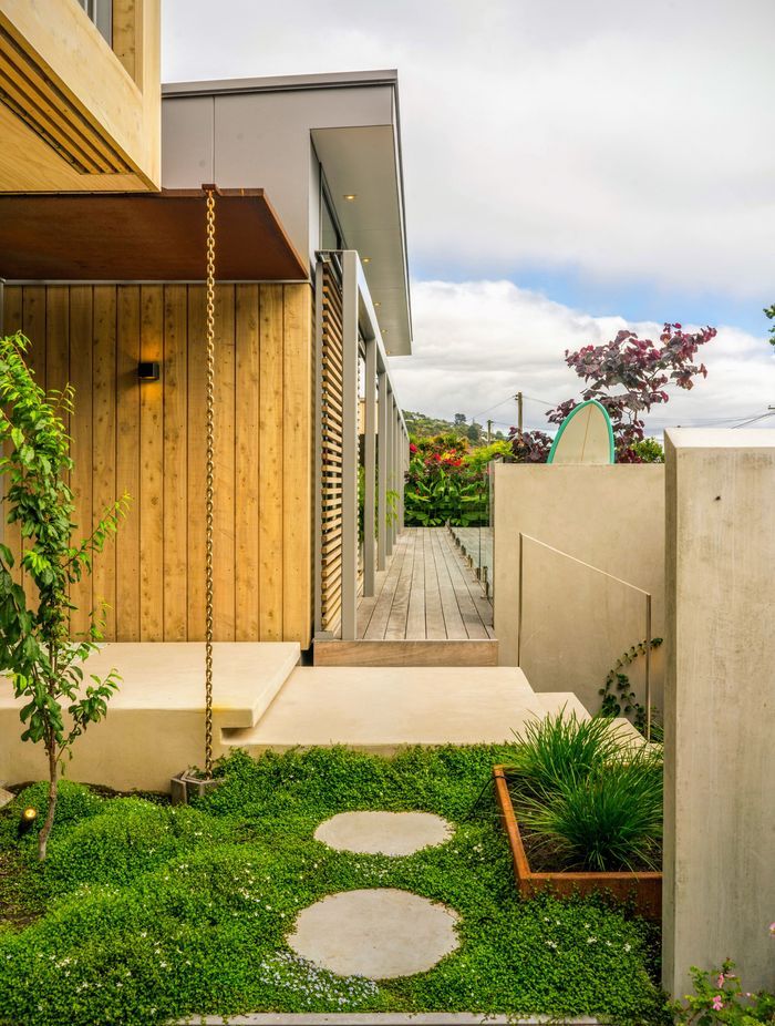 BEACHSIDE LIVING This award-winning home by Borrmeister Architects shows environmentally conscious design at its best.