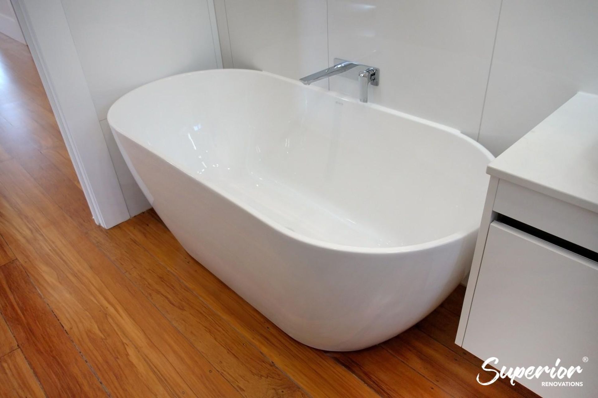 White freestanding bathtub