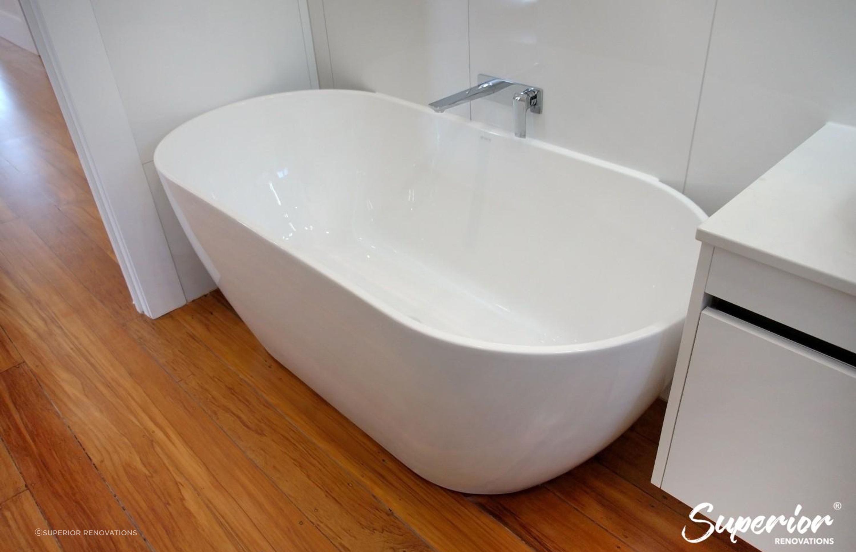 White freestanding bathtub