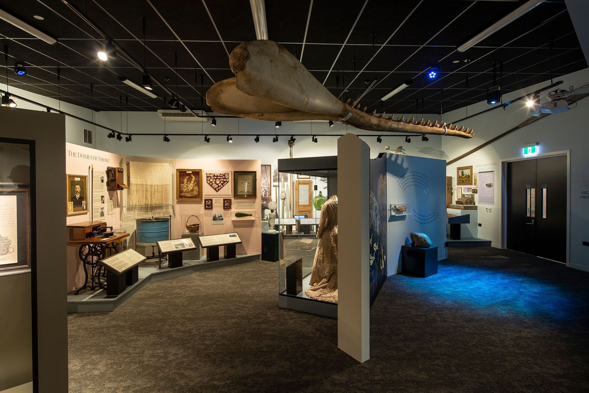 Inside the museum spaces there is no natural light, and ventilation and moisture are strictly controlled to avoid the degradation of the artefacts.