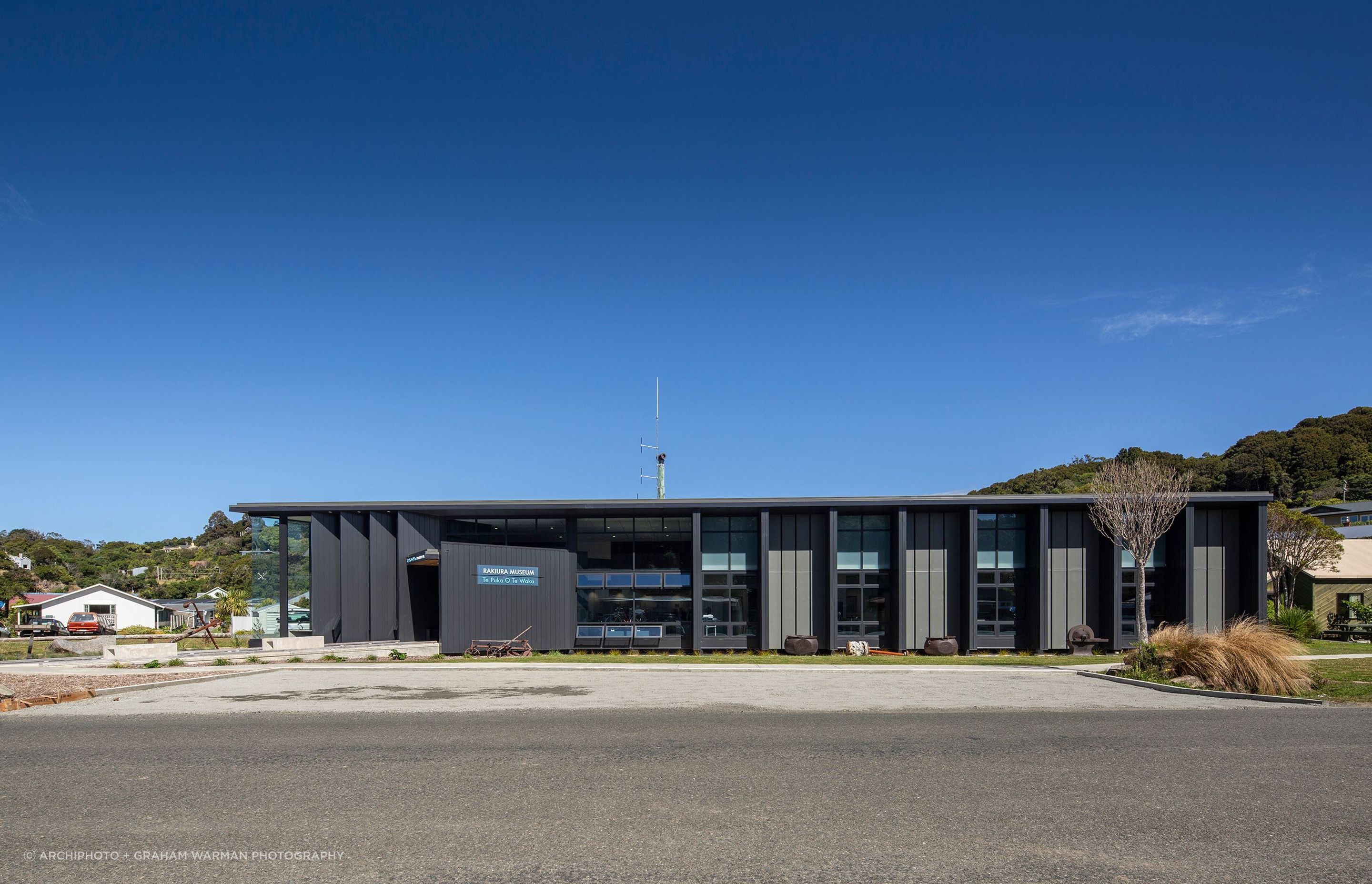 The fins spreading out under the eaves of the building are another nod to the location's maritime identity.