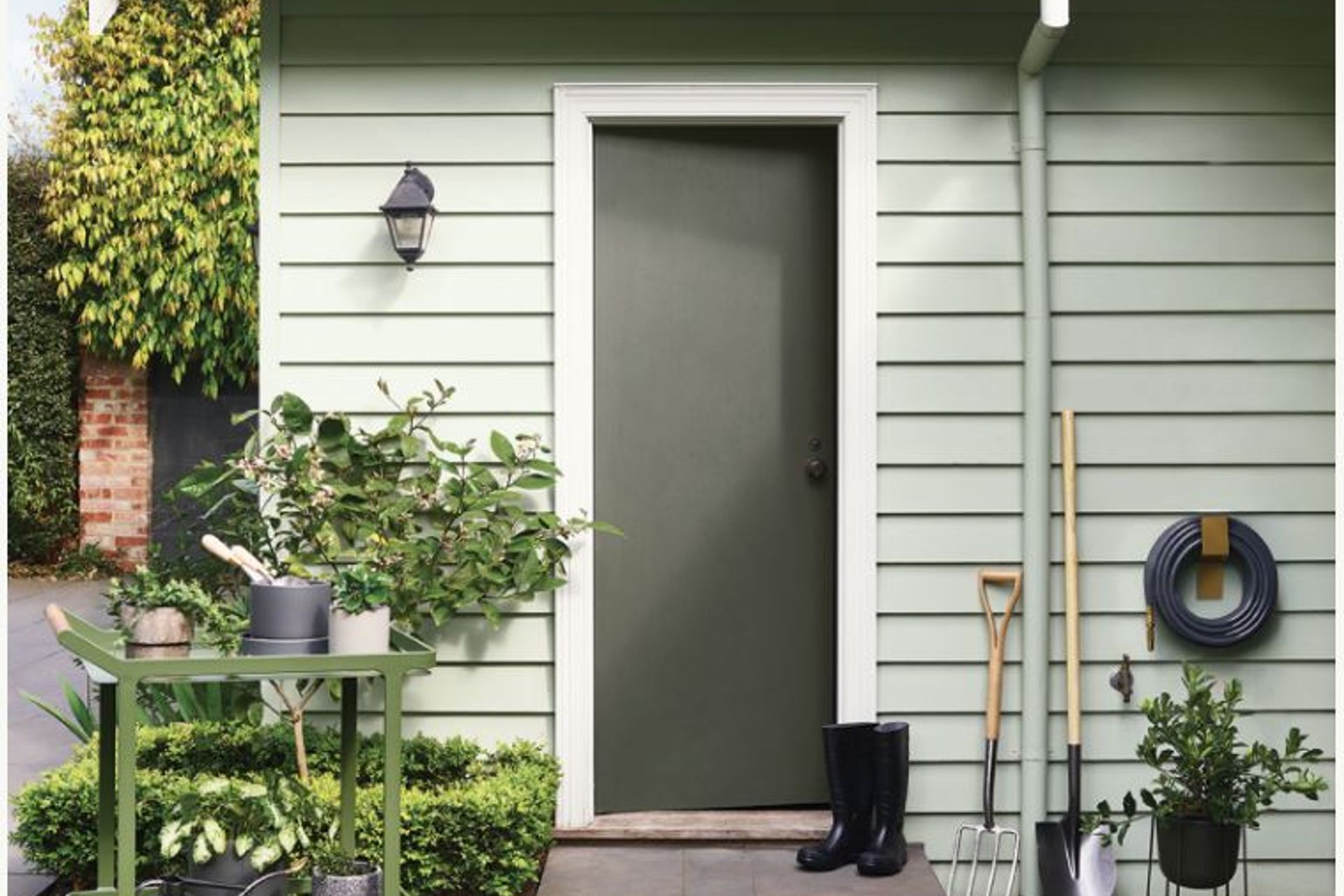 Changing the outdoor area – this is the perfect time to paint!