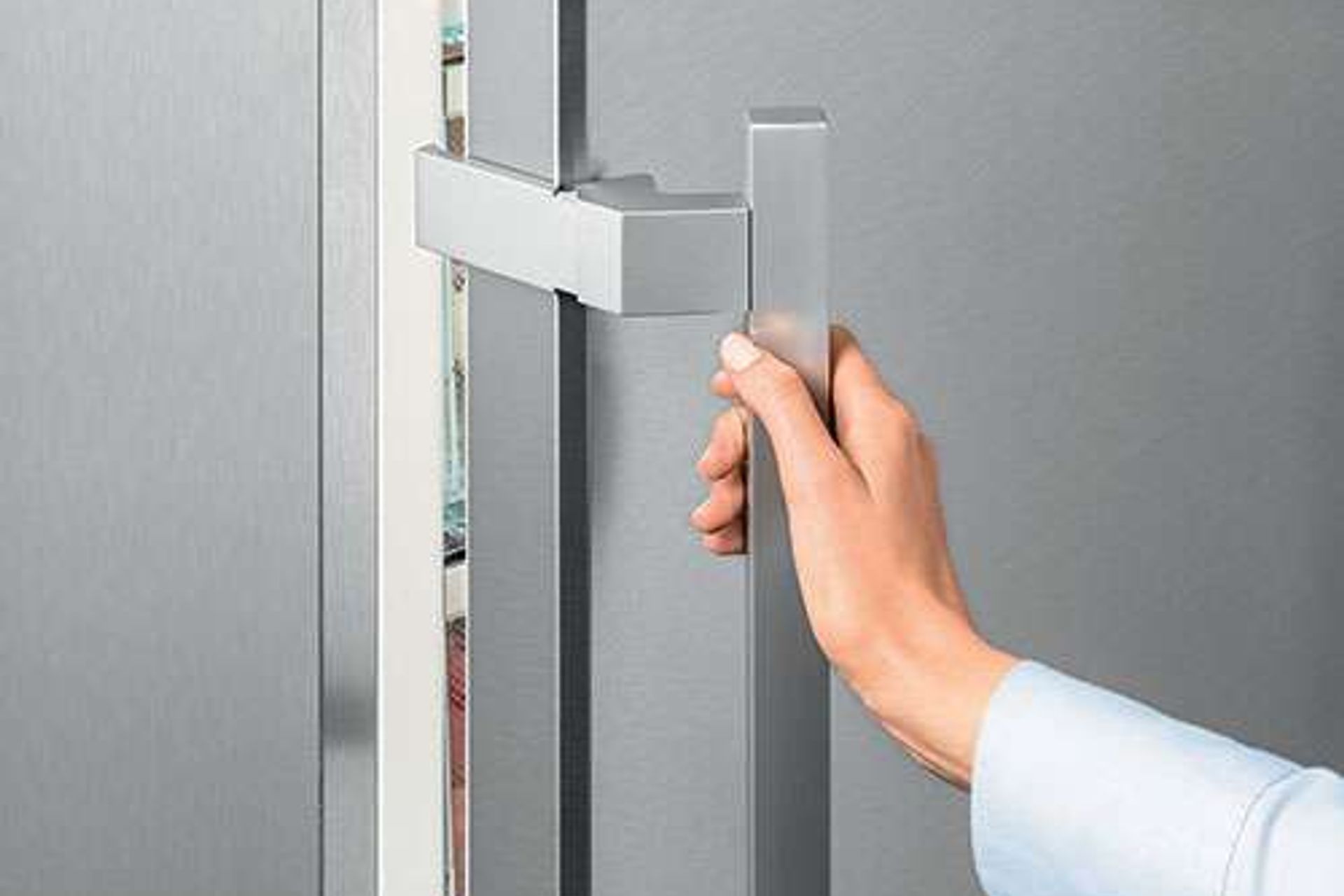 Convenient and easy door opening is ensured by the opening mechanism that is integrated into the handle.