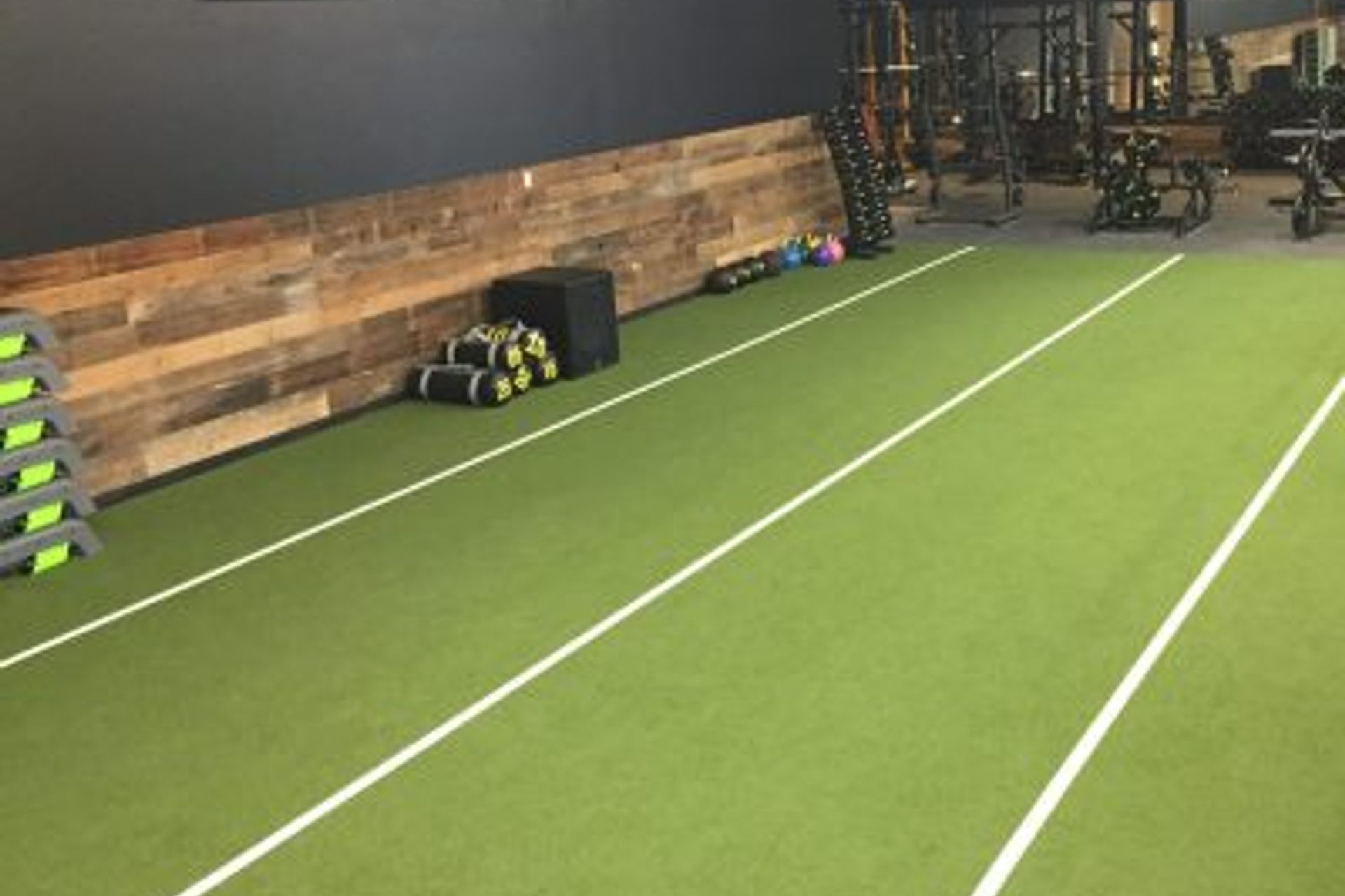 9 Advantages of Using Artificial Grass for Commercial Gyms