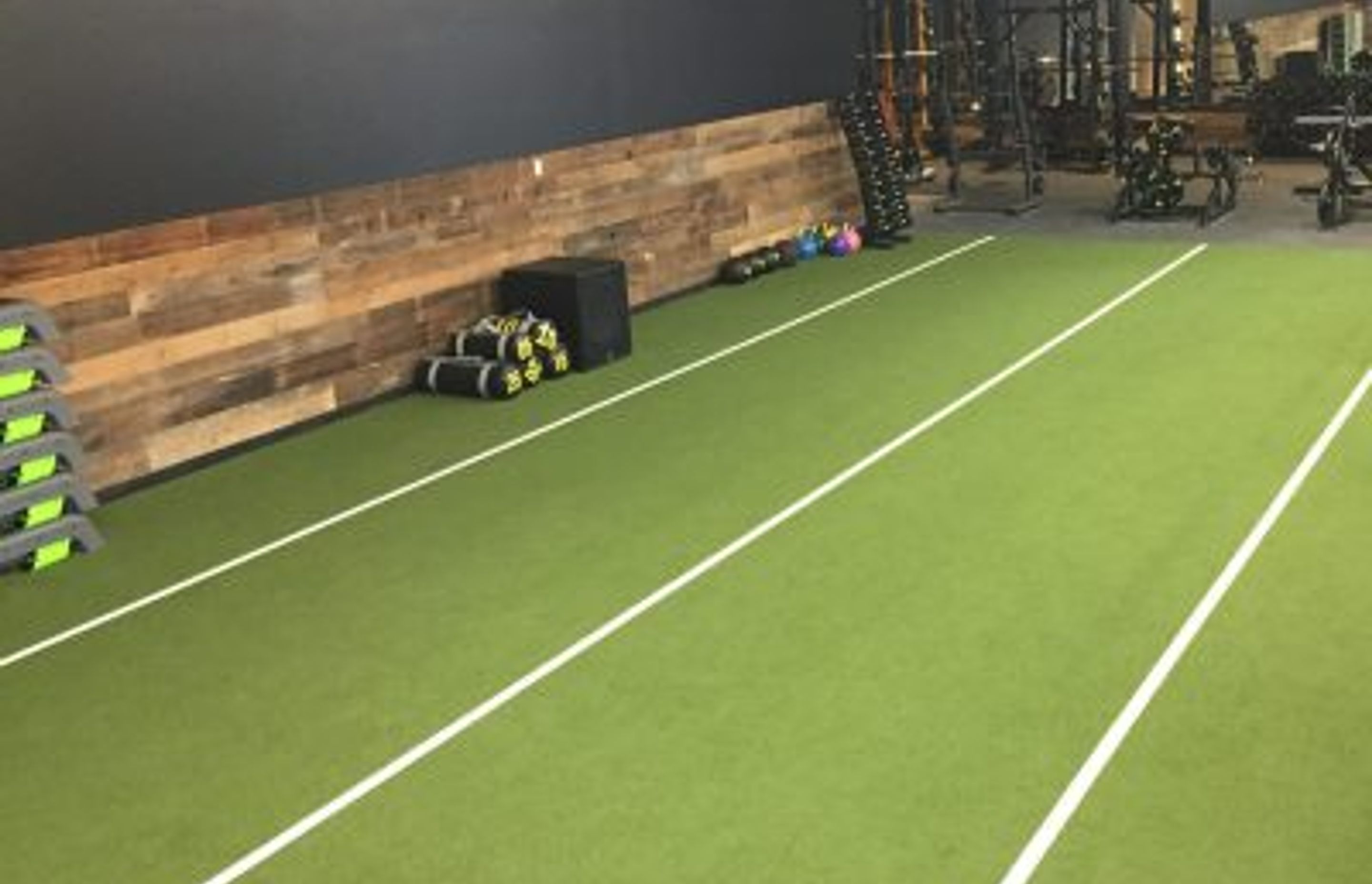 9 Advantages of Using Artificial Grass for Commercial Gyms