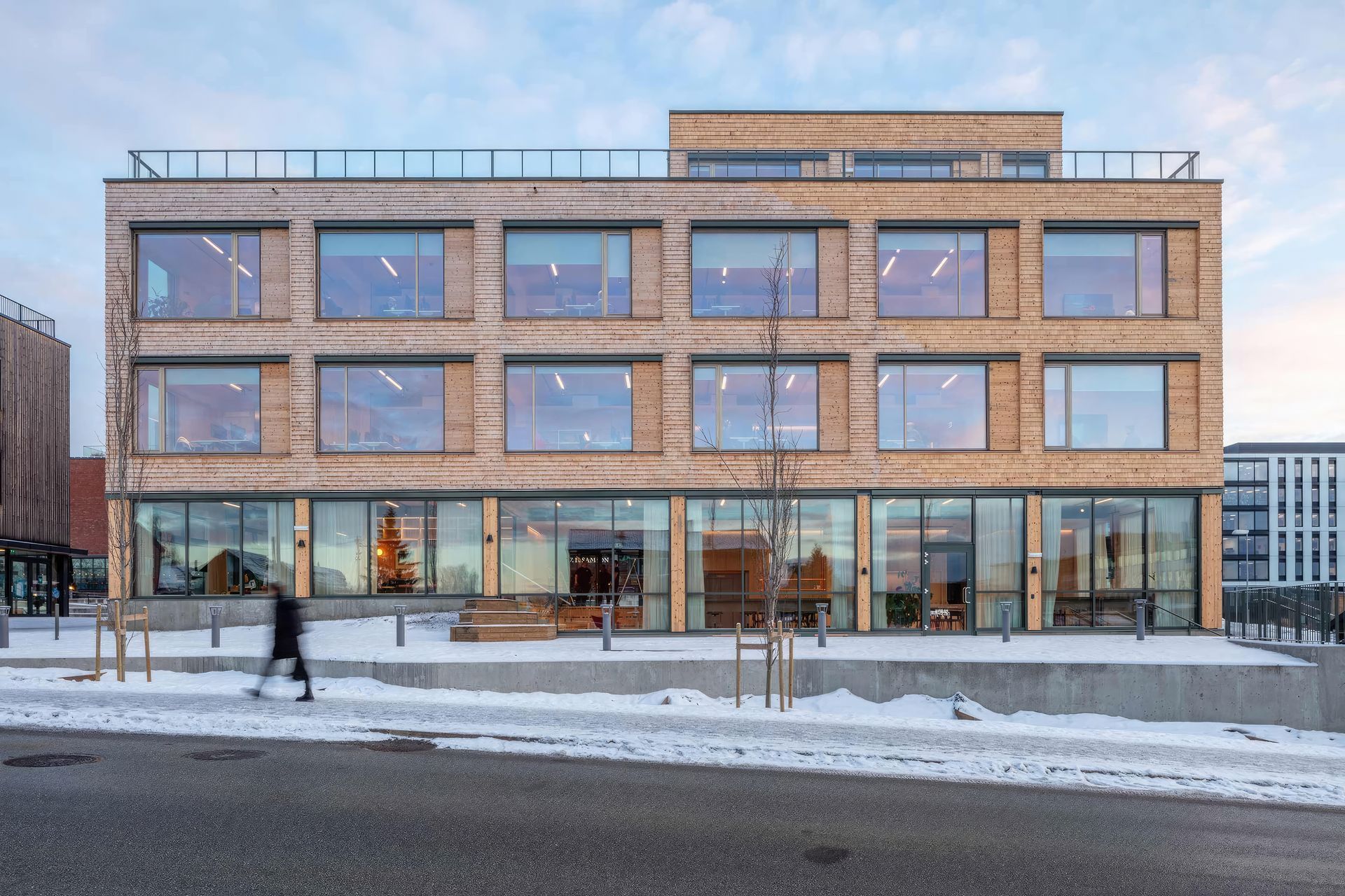 The construction of Hasletre consists of wood from the inside to the outside and is planned as a dismantled and reusable building set. The chipboard cladding façade is designed to change expression according to the seasons.| Photo credit :  Jonas Adolfsen