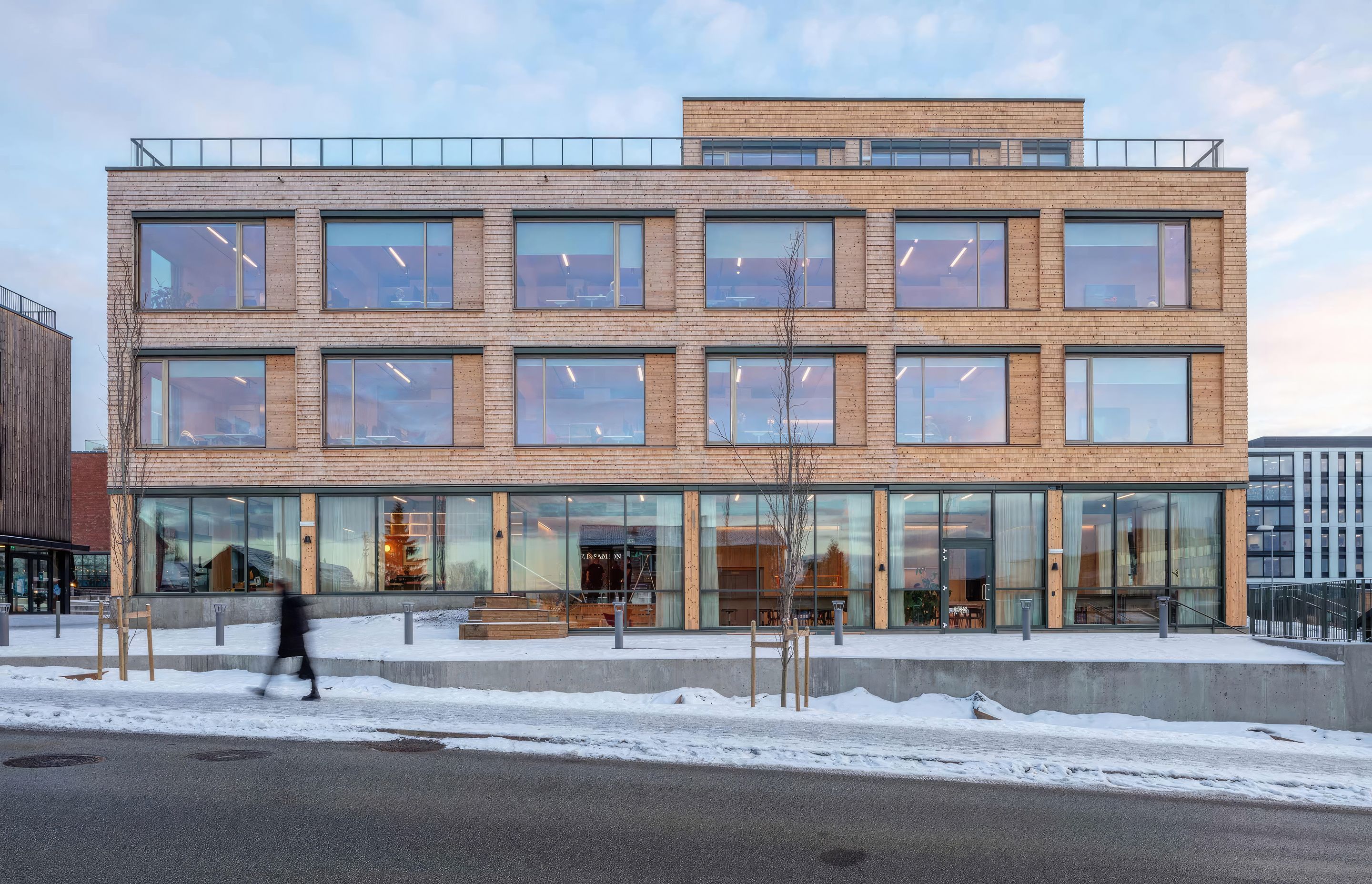 The construction of Hasletre consists of wood from the inside to the outside and is planned as a dismantled and reusable building set. The chipboard cladding façade is designed to change expression according to the seasons.| Photo credit : Jonas Adolfsen