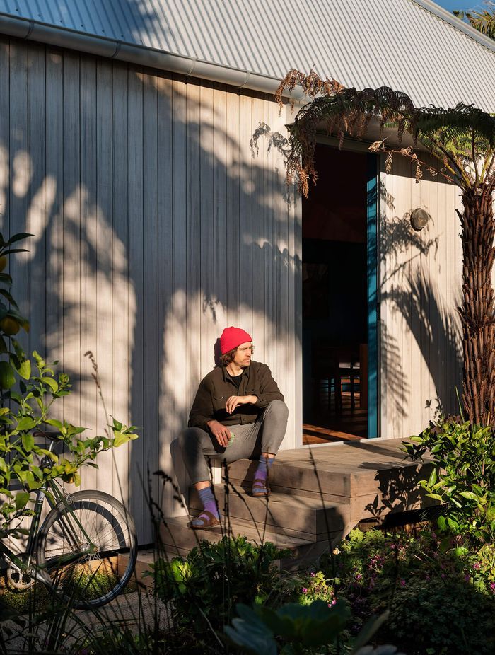 The silvered exterior — achieved using Abodo Vulcan Sioo cladding — makes way for a playful palette indoors.