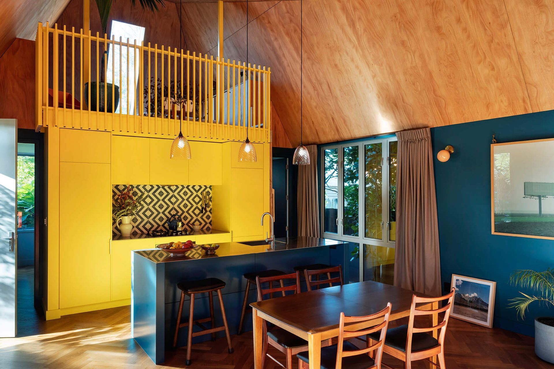 The ceiling reaches five metres at its highest point, creating a generous sense of space in spite of the small footprint.