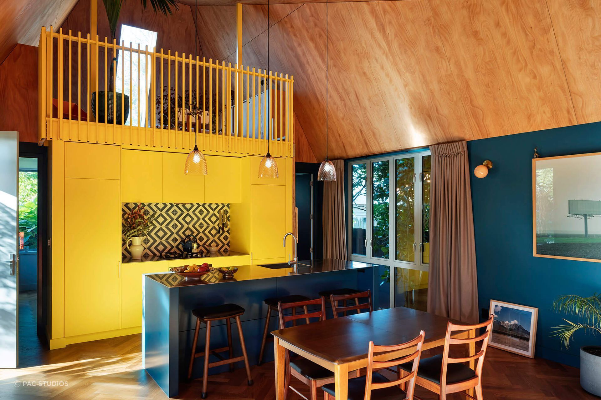 The ceiling reaches five metres at its highest point, creating a generous sense of space in spite of the small footprint.