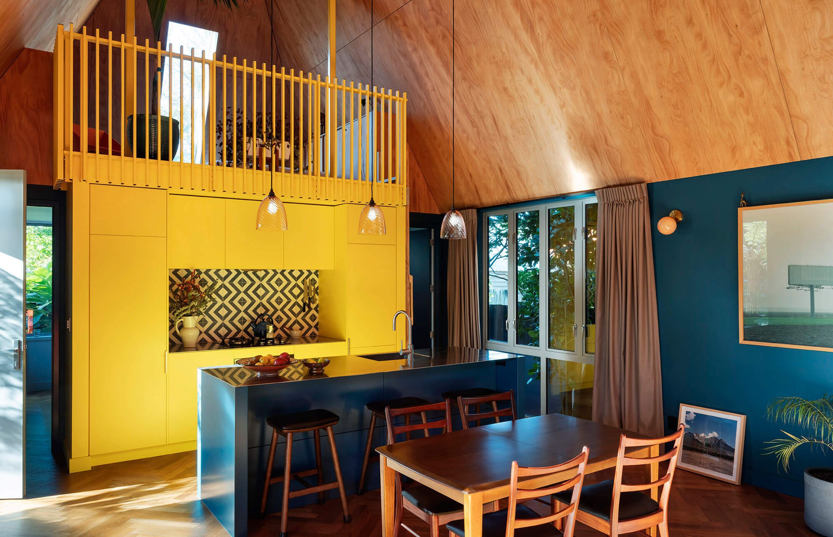 The ceiling reaches five metres at its highest point, creating a generous sense of space in spite of the small footprint.