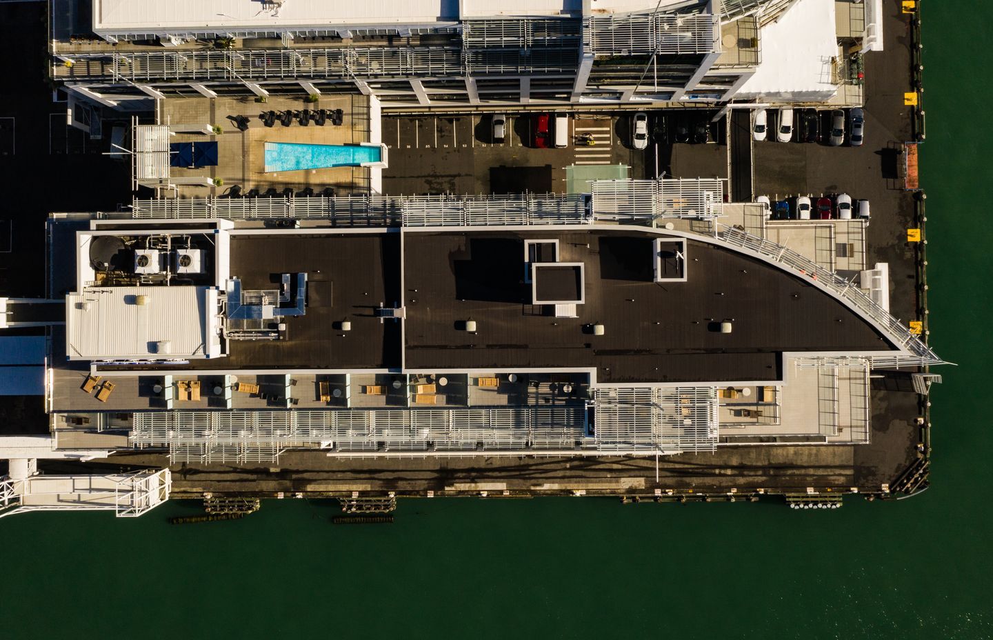 After 20 years, the hotel was in need of a new roof to replace the original membrane-on-plywood one. The decision was made to install a Viking WarmSpan system.