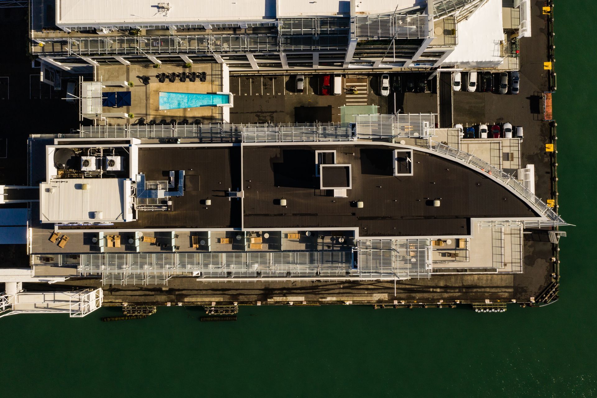 After 20 years, the hotel was in need of a new roof to replace the original membrane-on-plywood one. The decision was made to install a Viking WarmSpan system.