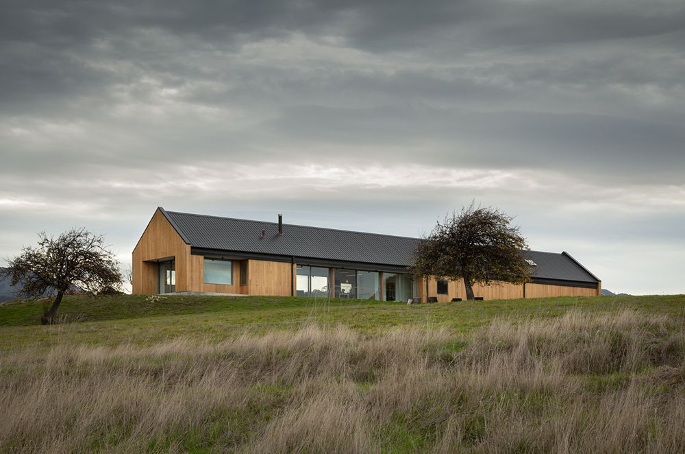 This barn house blends with the surrounding landcapes.  Photographer: Thomas Ryan.