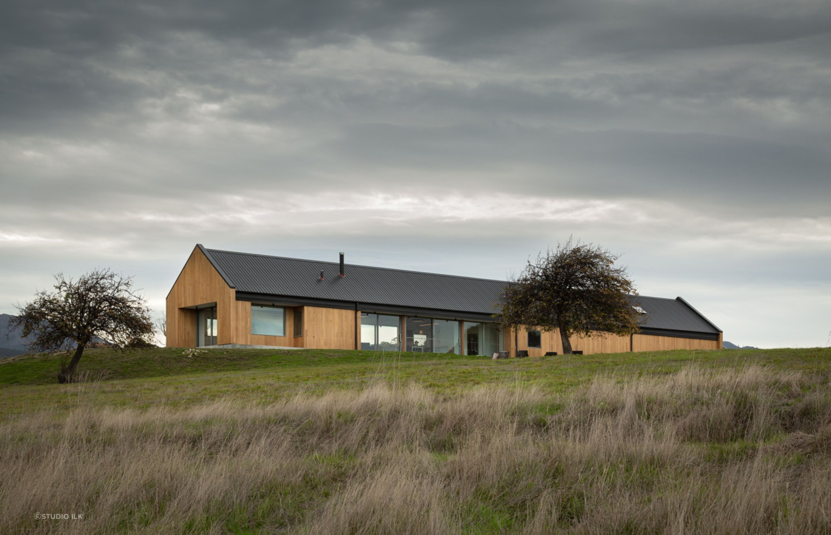 This barn house blends with the surrounding landcapes.  Photographer: Thomas Ryan.