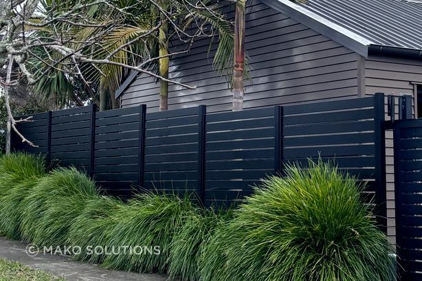 Mako Horizontal Slat aluminium fence